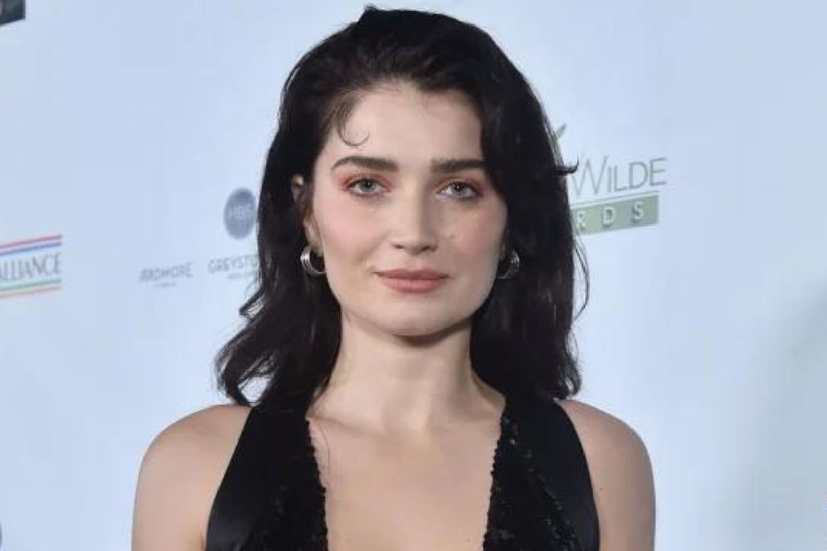 1620x1080 Eve Hewson in cheeky 'privileged' quip to famous mum and dad as she lands top gong