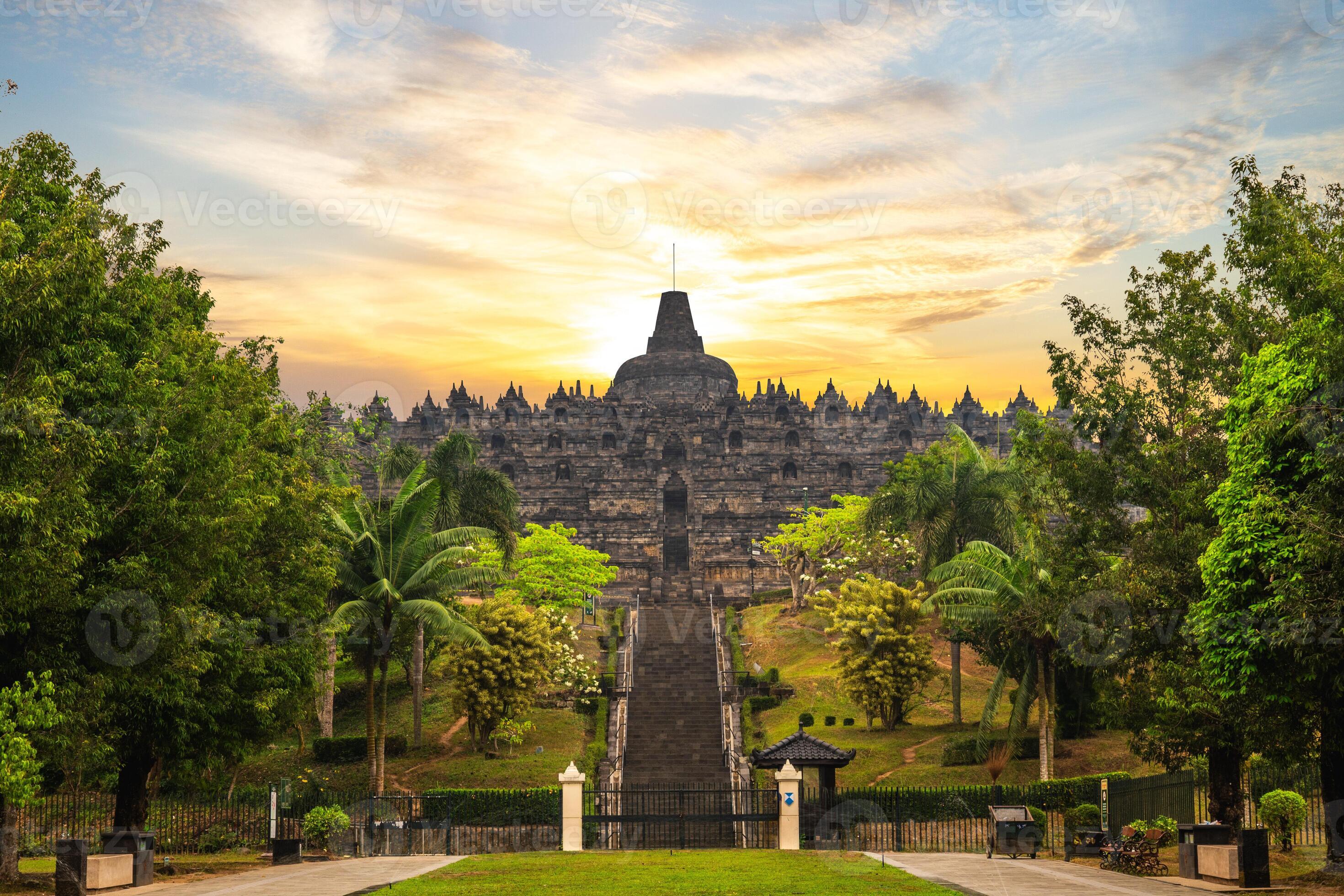 2940x1960 Borobudur, a Mahayana Buddhist temple in Magelang Regency, Java, Indonesia