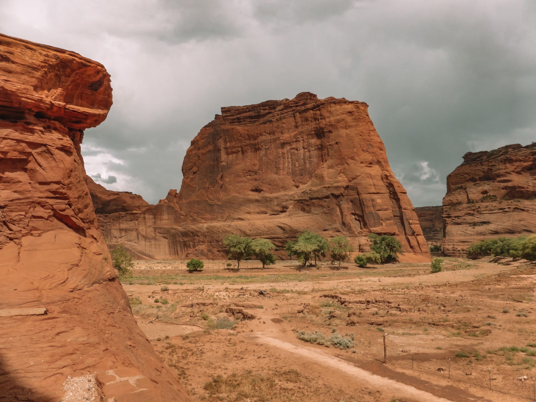 2048x1536 A Day In Canyon De Chelly National Monument With The Wolf