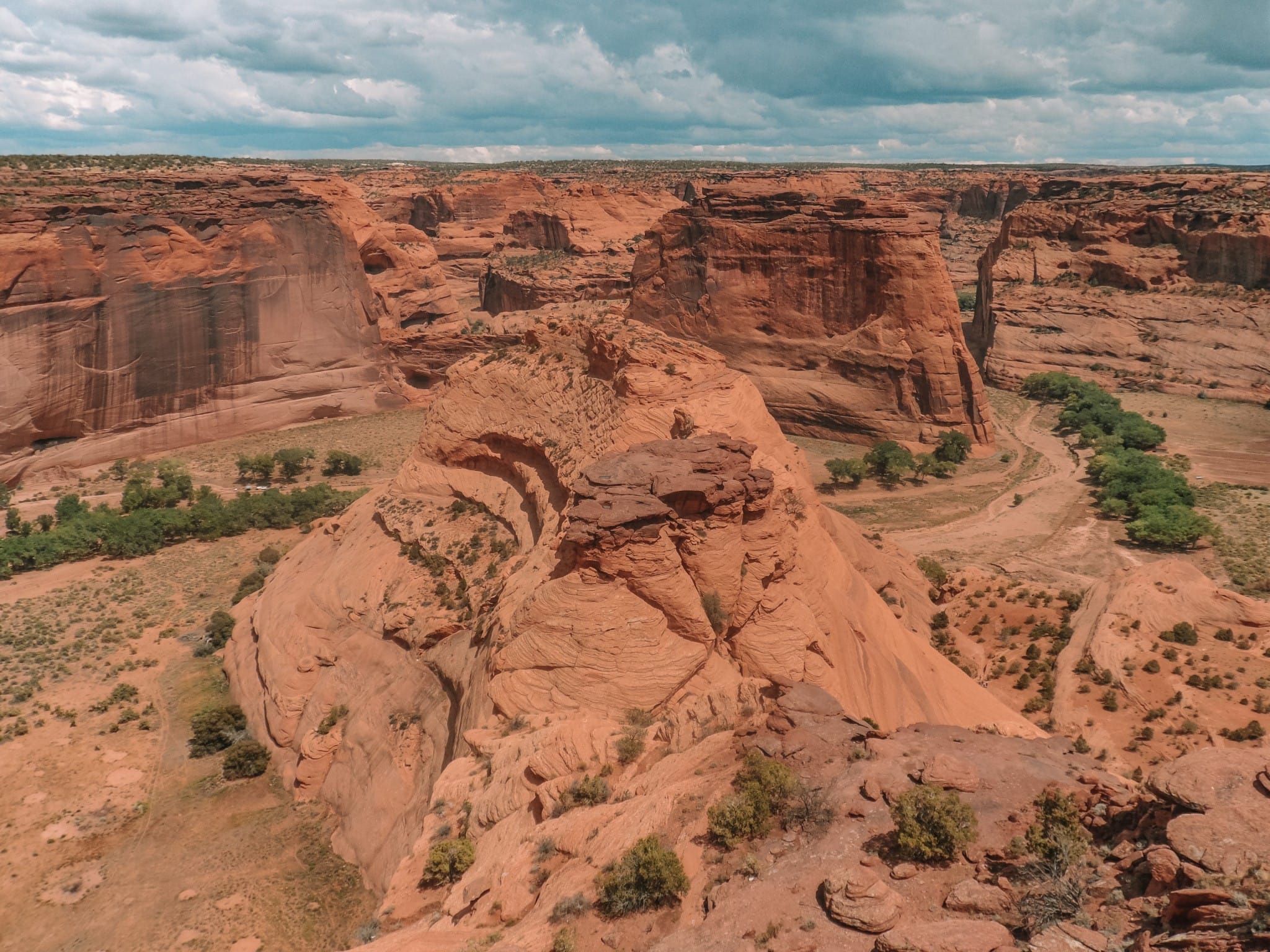 2048x1536 A Day In Canyon De Chelly National Monument With The Wolf