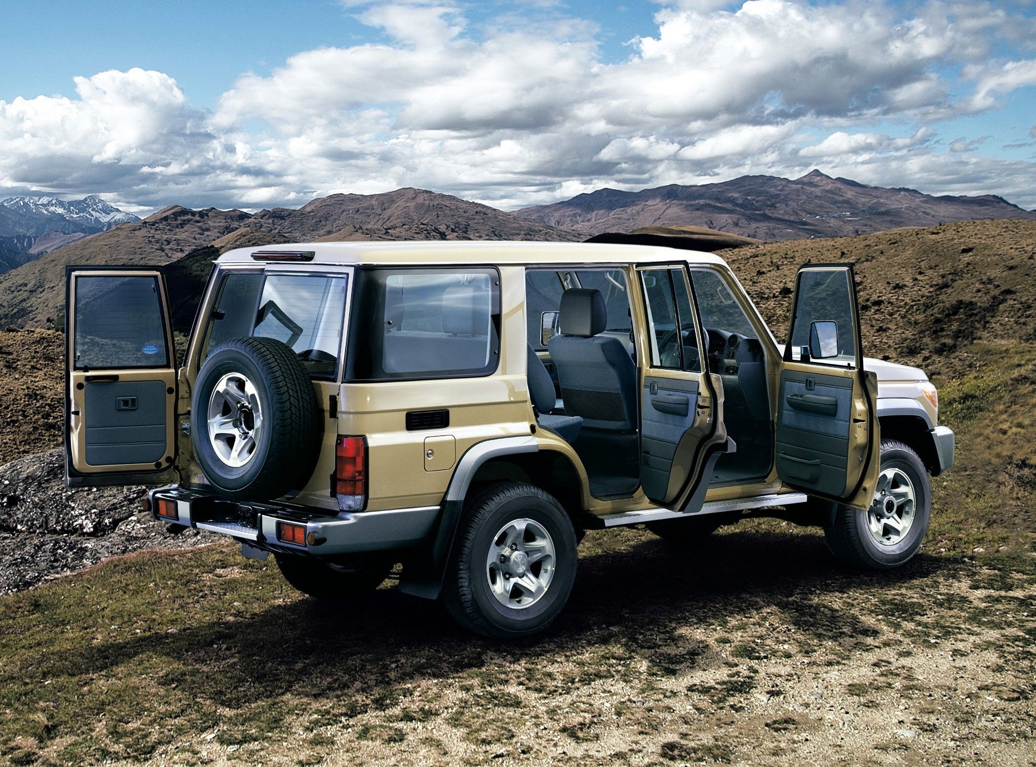 2048x1516 Toyota Land Cruiser 4K Charge Wallpaperx2250