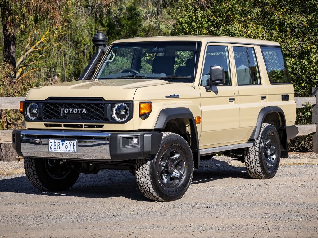 1024x768 Toyota LandCruiser 76 GXL Reviews