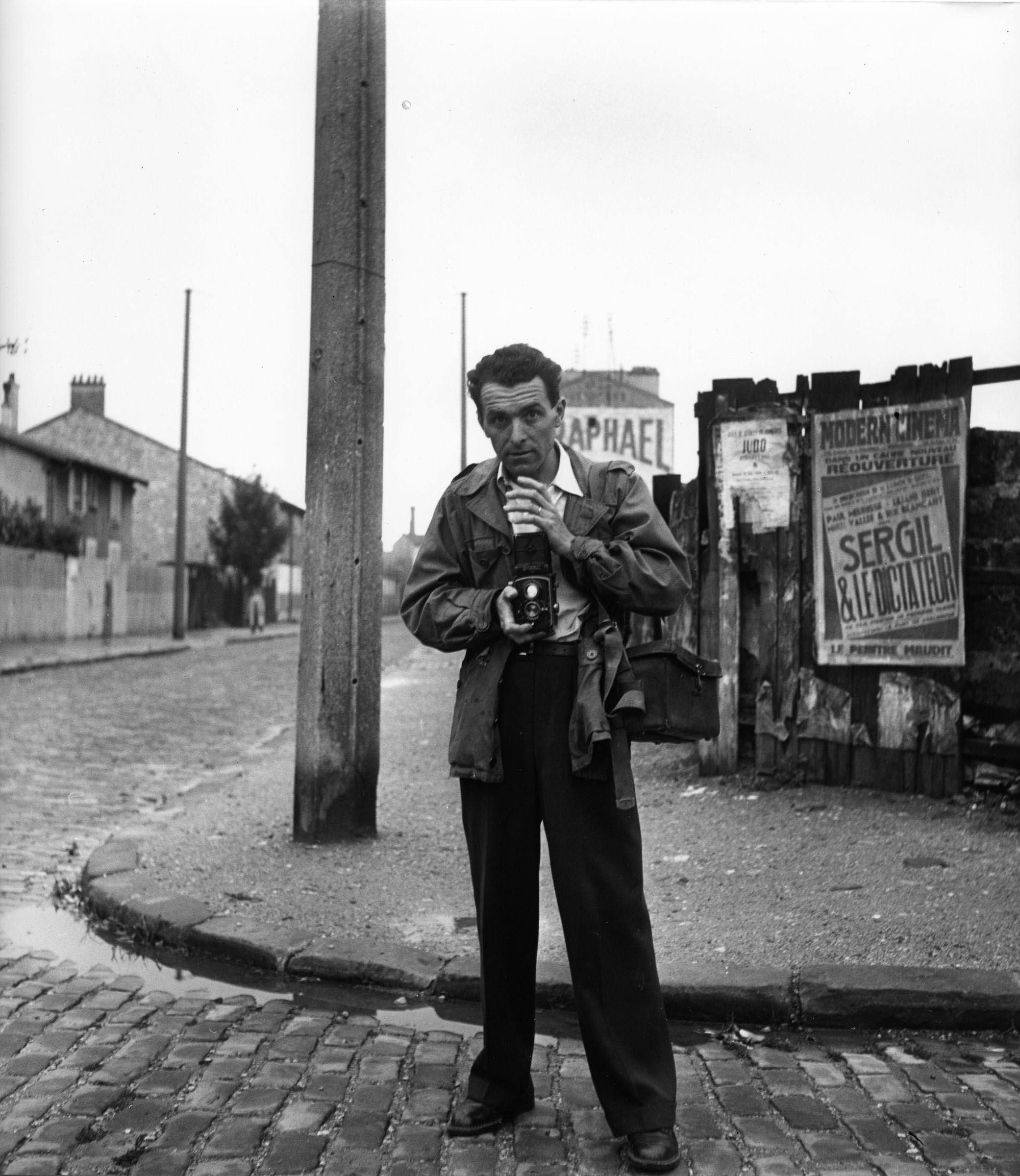 2081x2400 Robert Doisneau. Pêcheur d'images