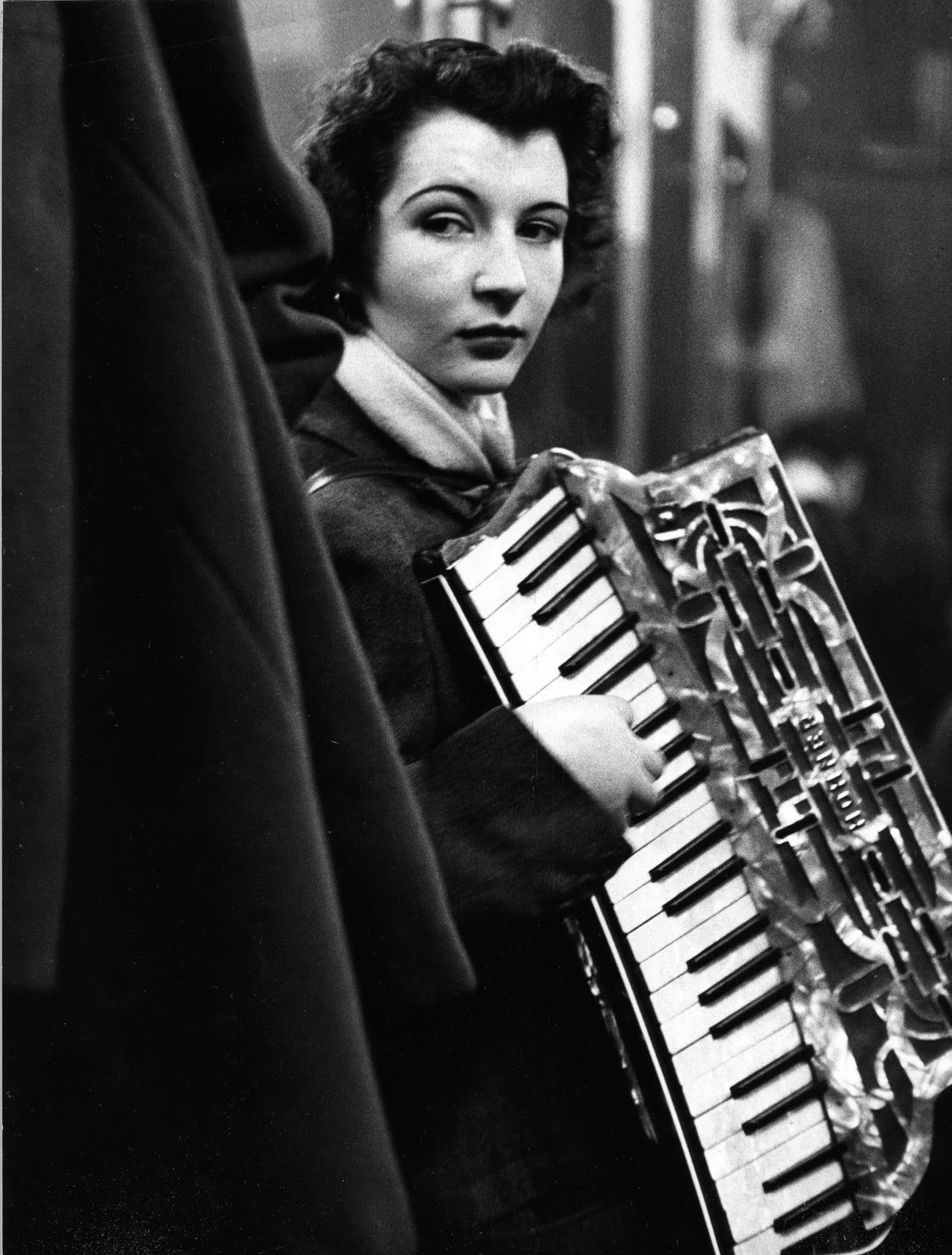 1213x1600 Paris in Black and White: Photographs of Robert Doisneau