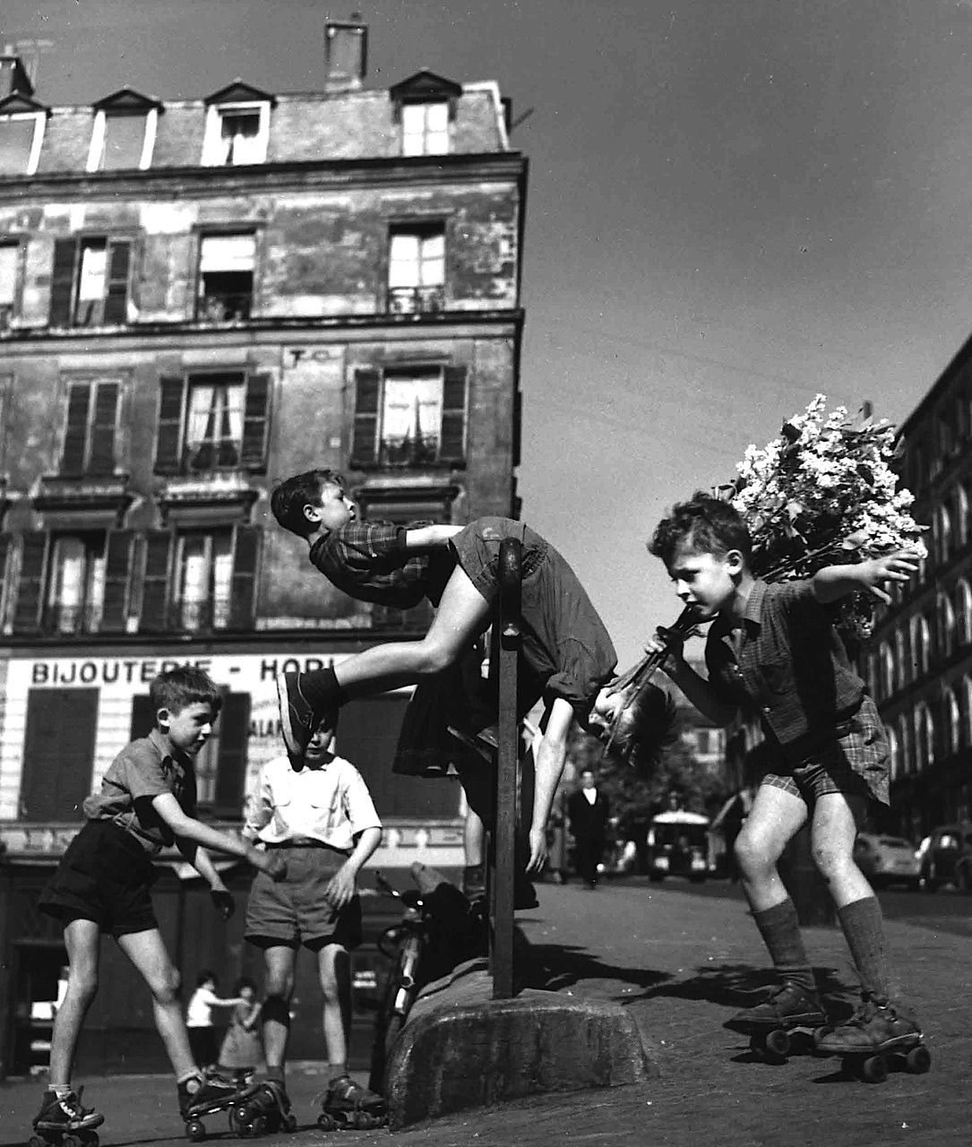 1085x1280 Paris by Robert Doisneau: 23 Fascinating Black and White Photographs of the City in the 1950s Vintage Everyday