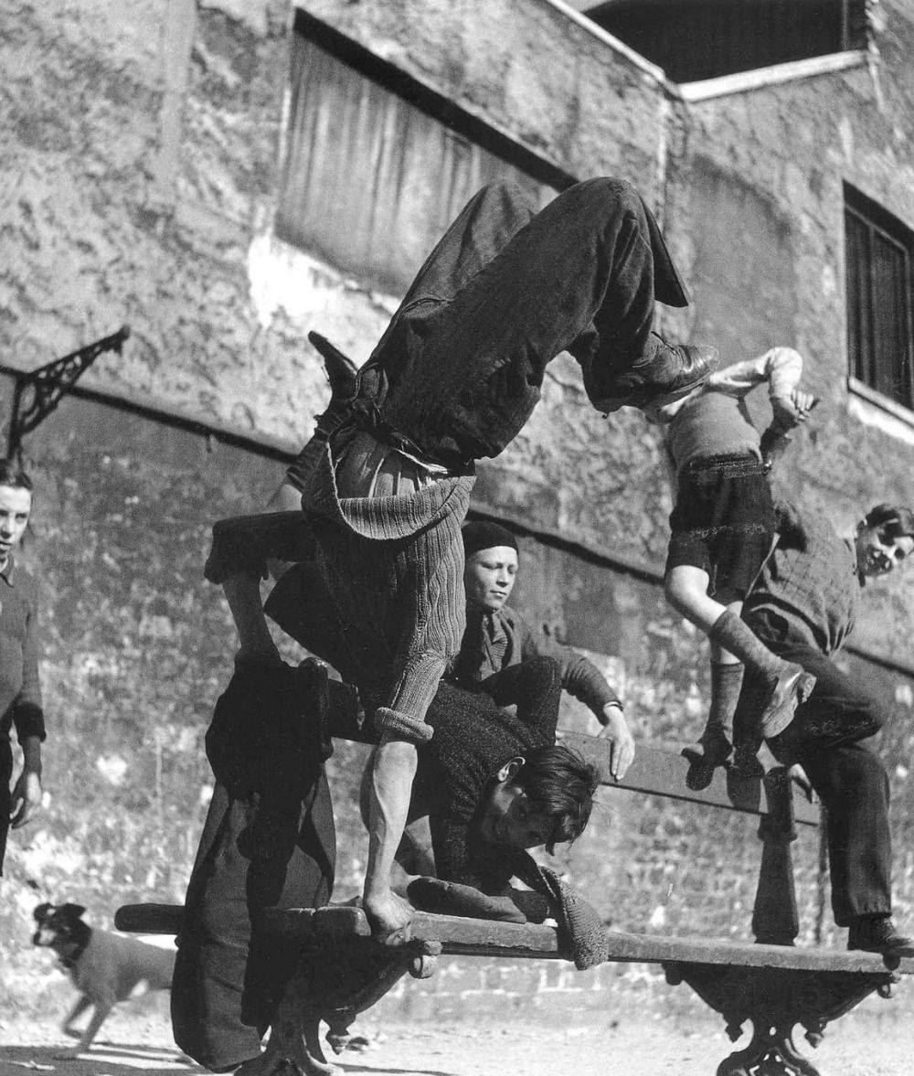 1000x1177 Paris by Robert Doisneau: 23 Fascinating Black and White Photographs of the City in the 1950s Vintage Everyday