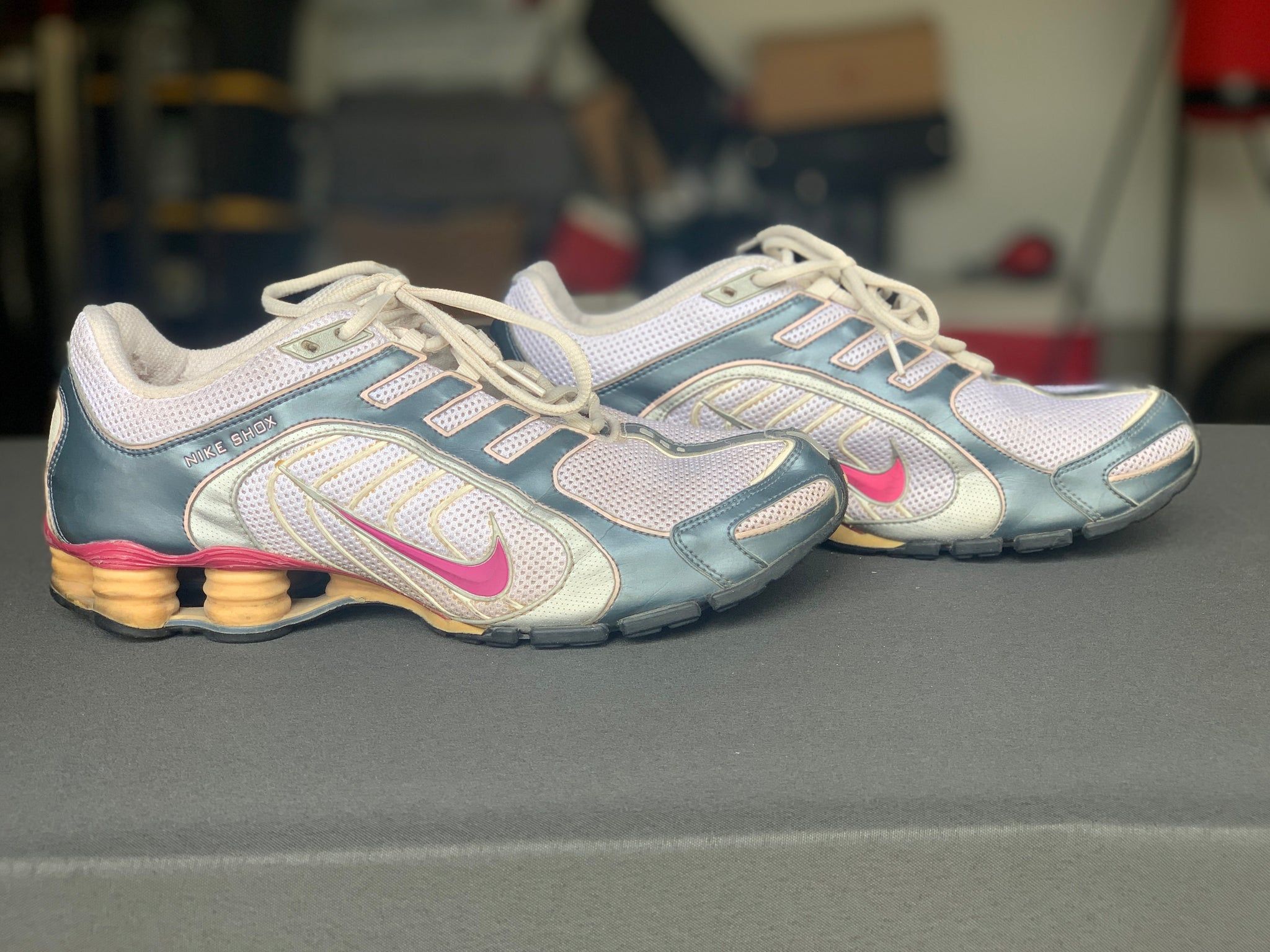 2048x1536 Nike Shox size 11!