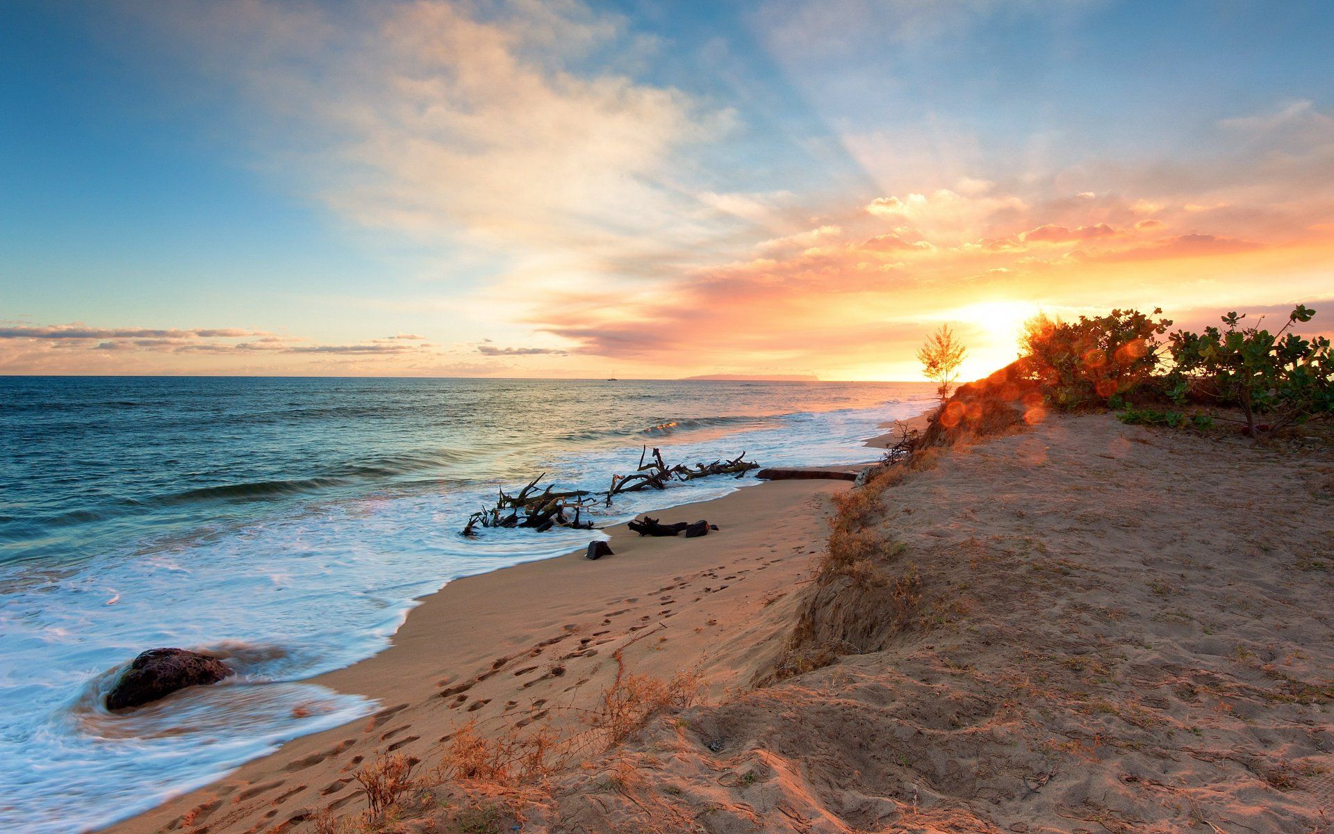 1920x1200 Stunning 4K Ultra HD Wallpaper of a Serene Beach at Sunsetx2400