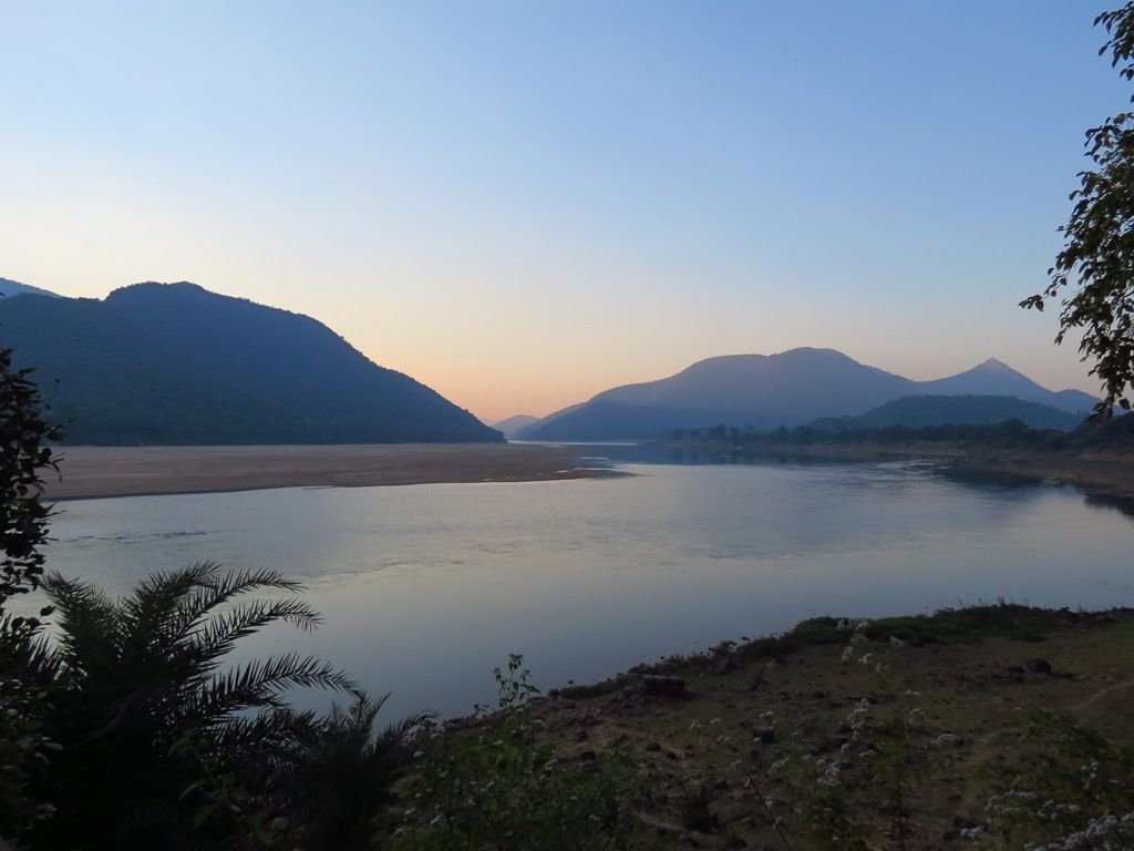 1024x768 Mahanadi River near Satkosia Tiger Reserve Tikarpara India