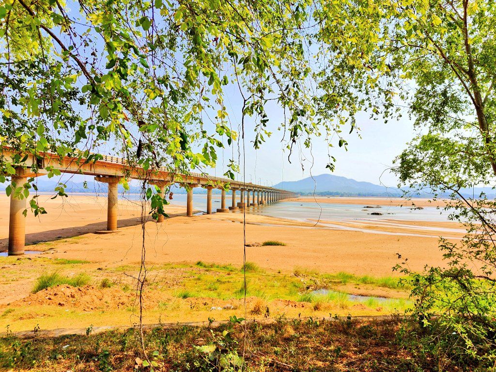 1024x768 A bridge on the river Mahanadi. Boudh, Odisha