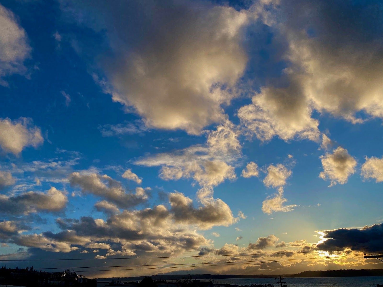 1600x1200 Shoreline Area News: Clouds that wander