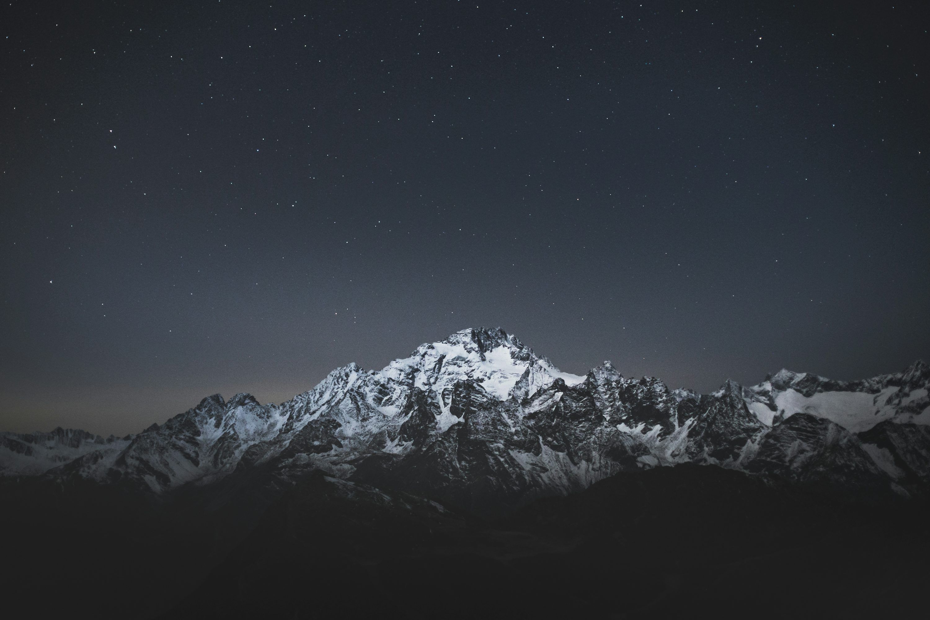 3000x2000 Snow covered mountain under blue sky during night time photo