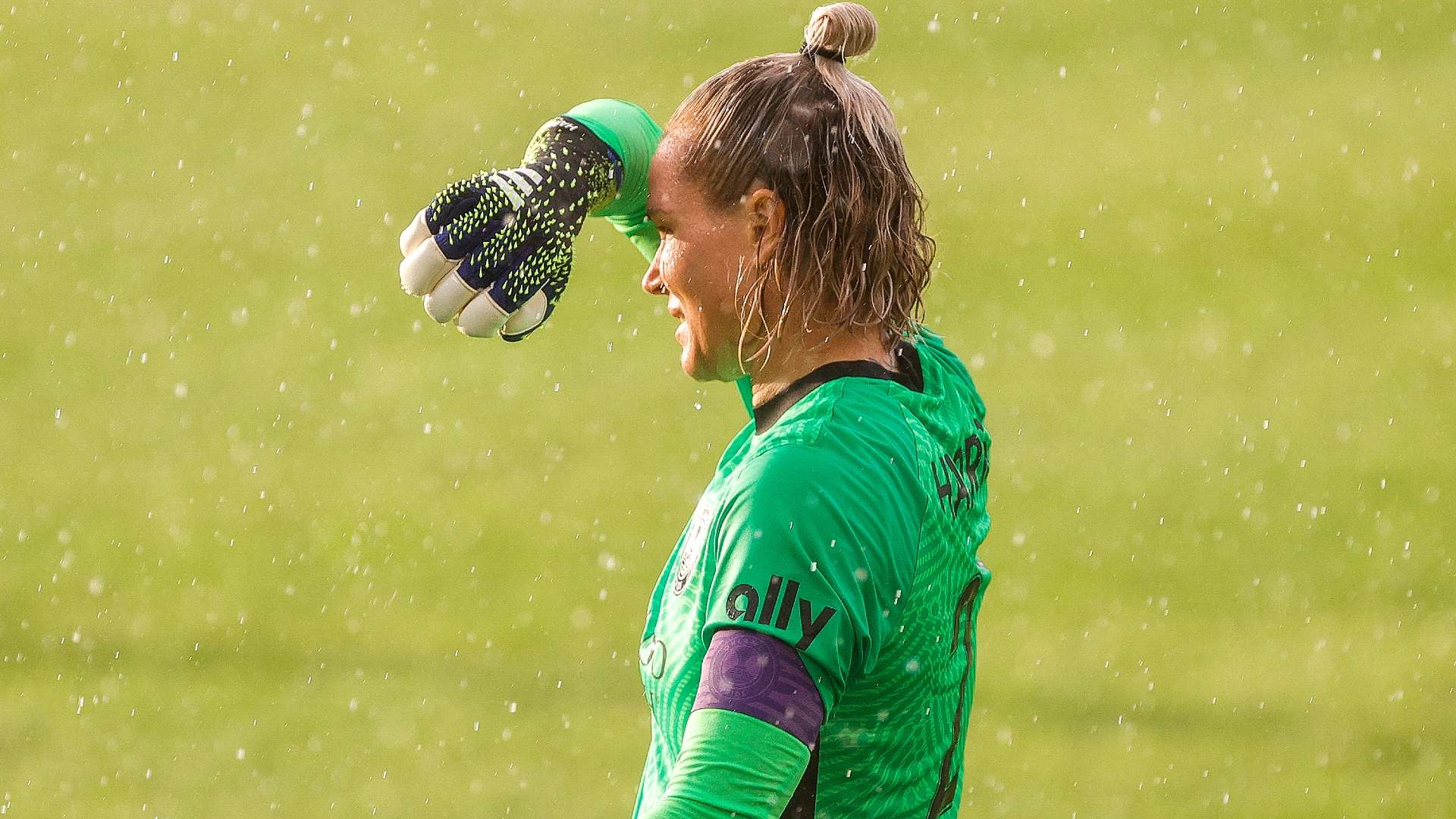 1920x1080 Absolutely embarrassing' stars furious over 9am title game start