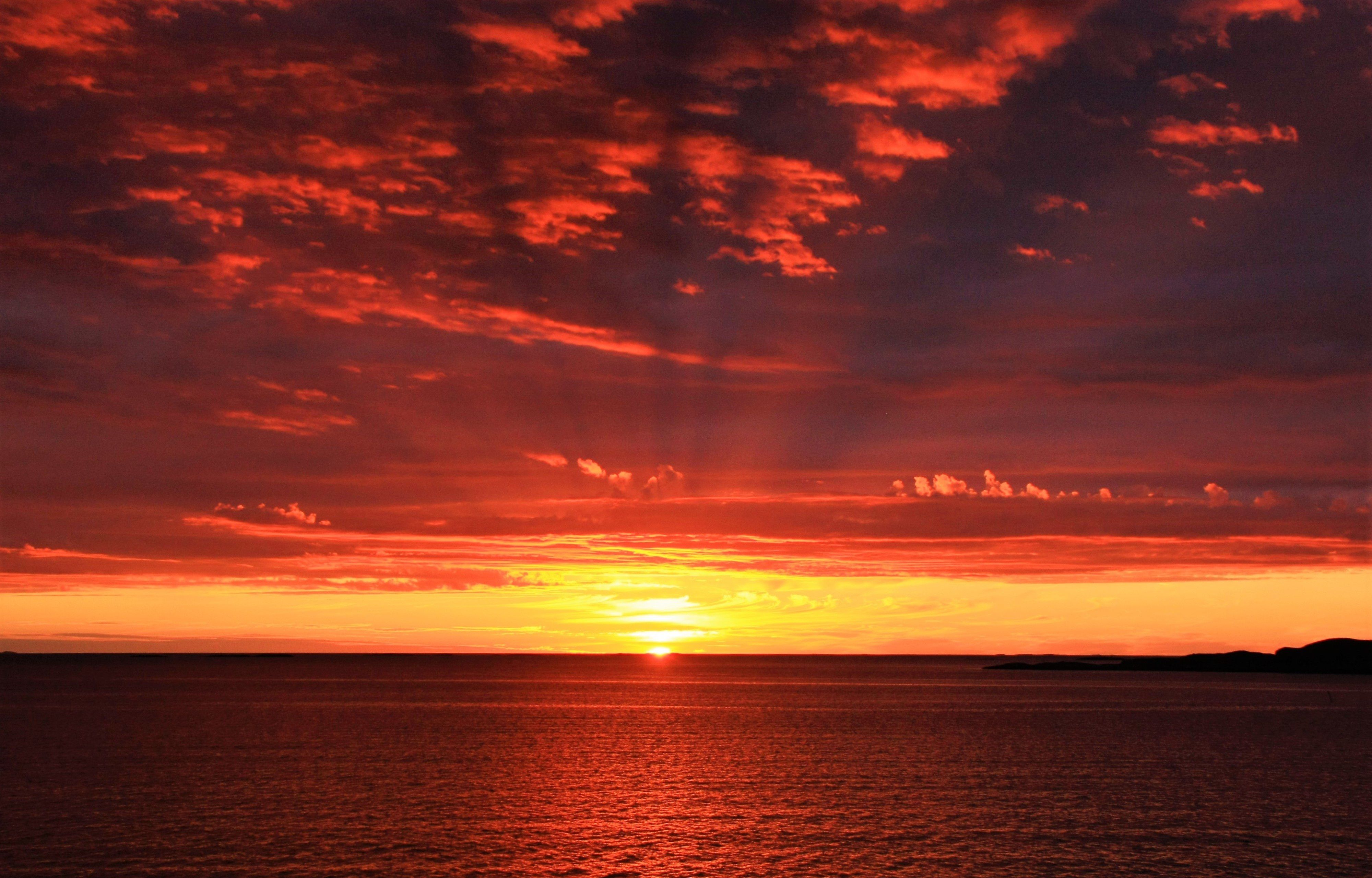 4000x2560 Download wallpaper 4000x2560 horizon, sunrise, sea, sun HD background