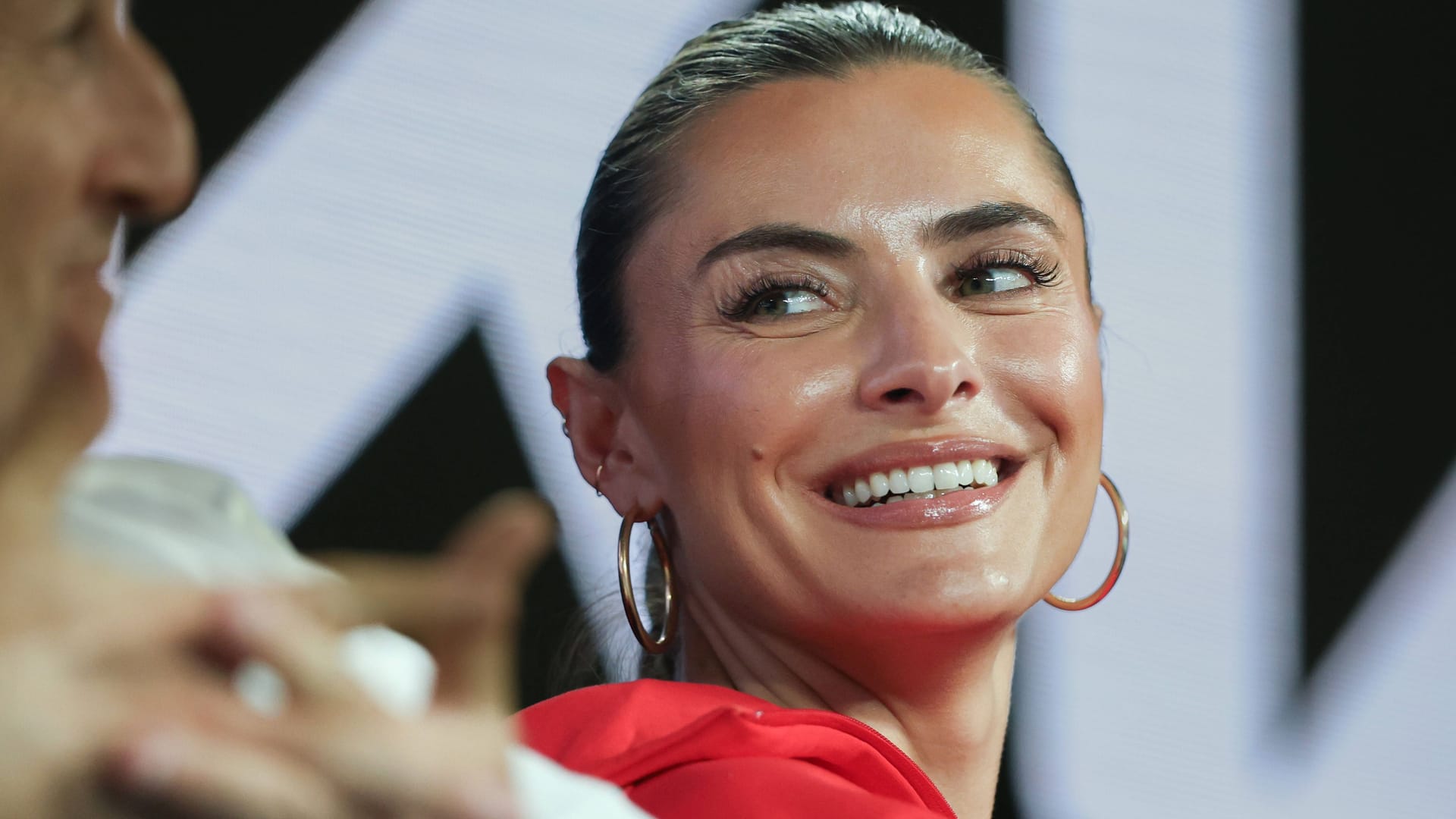 1920x1080 Sophia Thomalla: TV Moderatorin Zeigt Trainierte Figur
