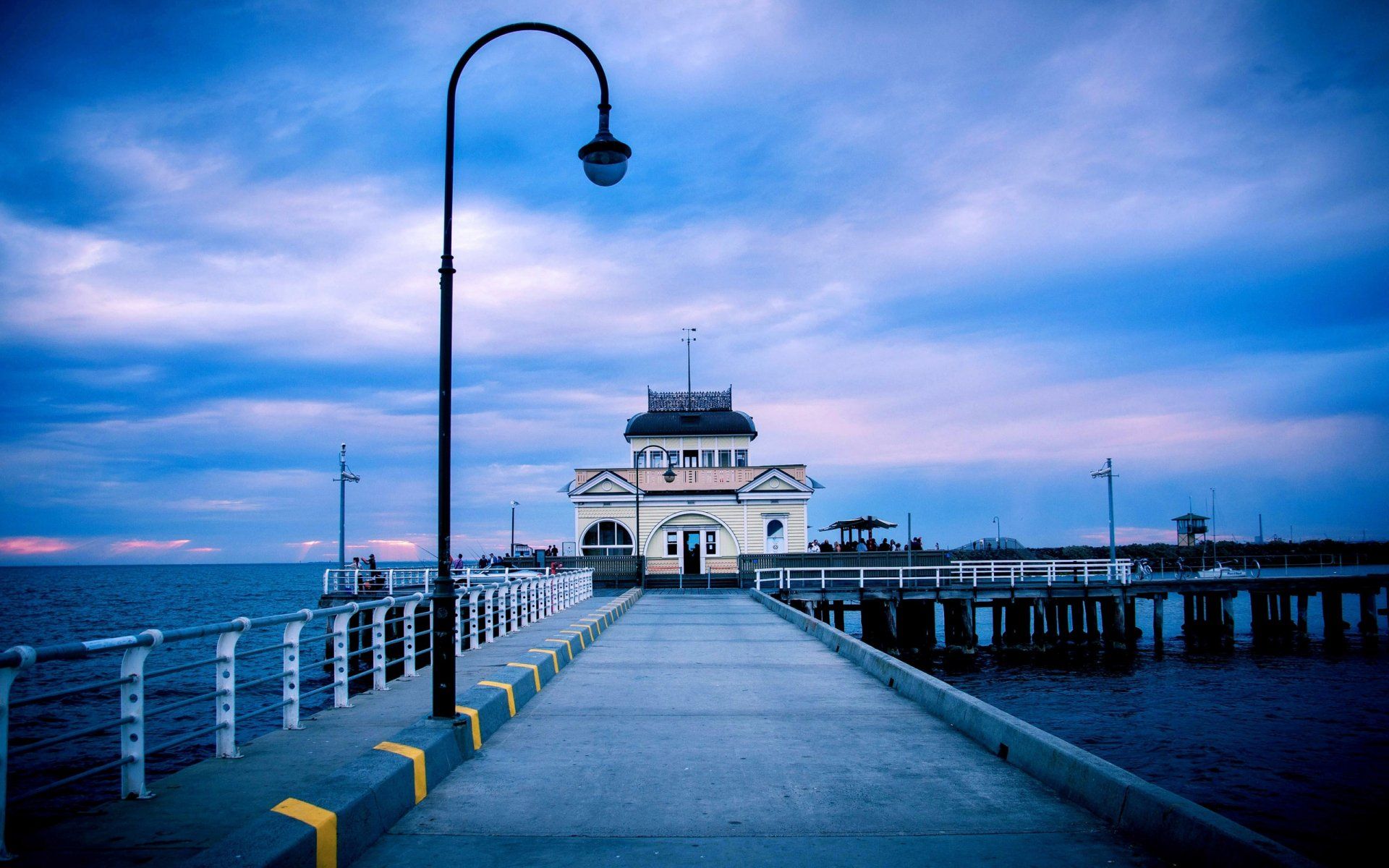 1920x1200 Serene Pier at Dusk: A Stunning HD Wallpaper Featuring a Lamp Postx1600