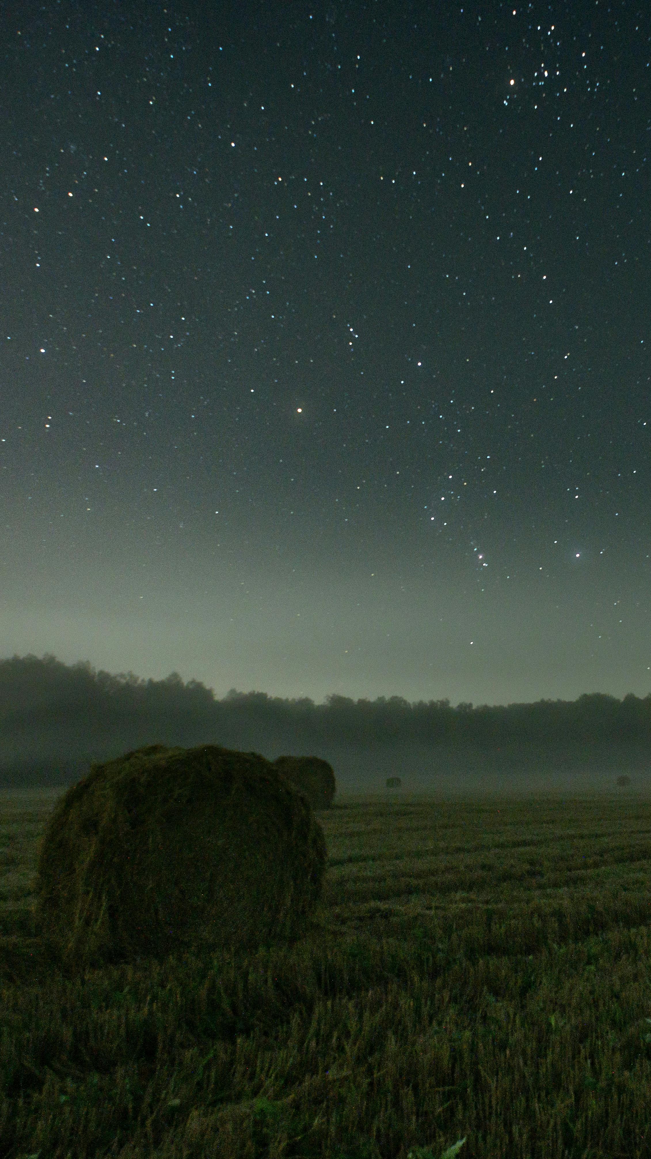 2262x4024 Bale of Hay in a Field under a Night Sky · Free