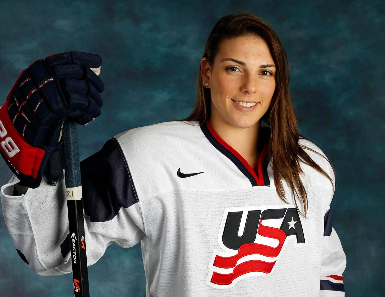 1600x1234 Download Hilary Knight Closeup Studio Shot Wallpaper