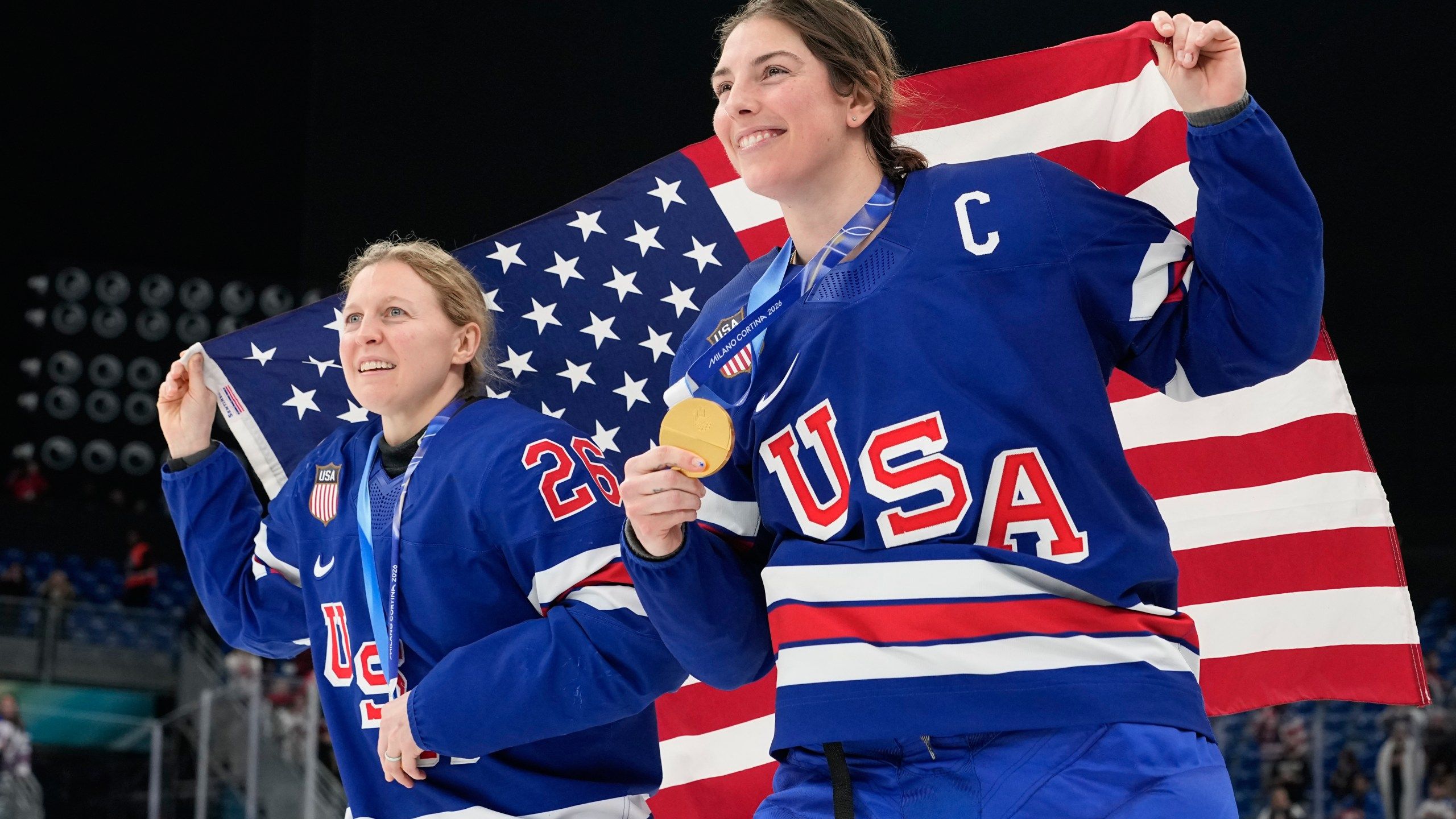 2560x1440 Knight delivers joke during 'SNL' appearance featuring US men and women hockey gold medal winners