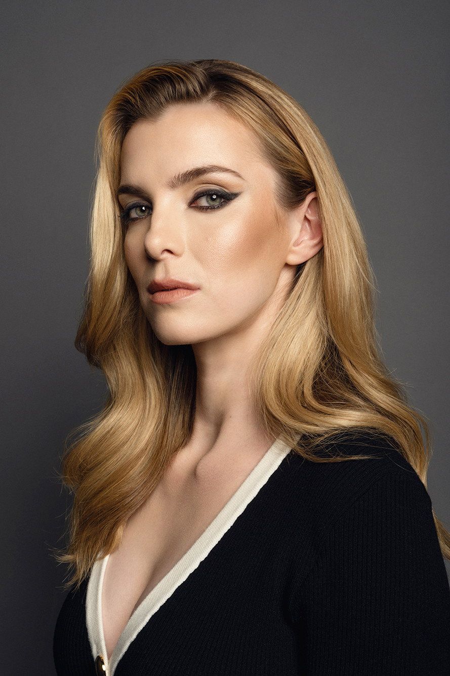 889x1333 Betty Gilpin Image