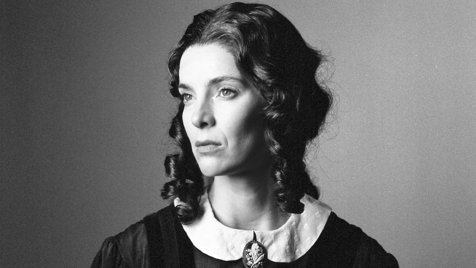 1600x900 Emmy Nominee Betty Gilpin Steps Into OH, MARY! On Broadway