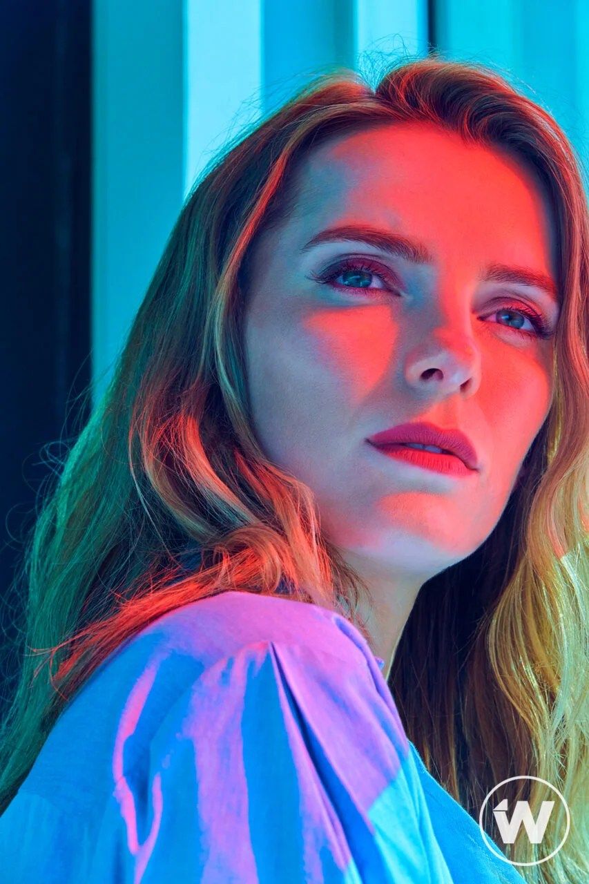 853x1280 Glow' Star Betty Gilpin Portraits (Exclusive Photo)