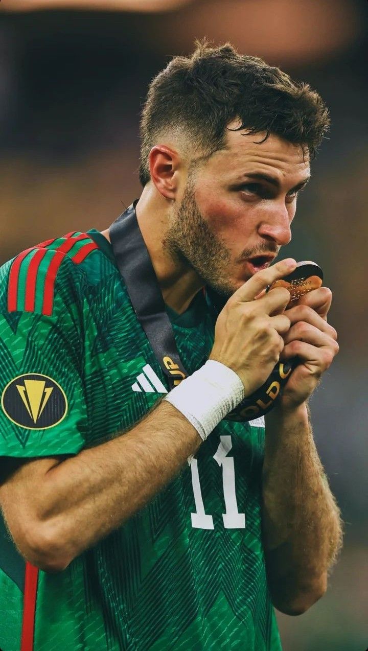 720x1274 Santiago Gimenez Pfp