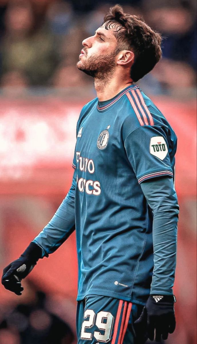 689x1200 Santiago Giménez