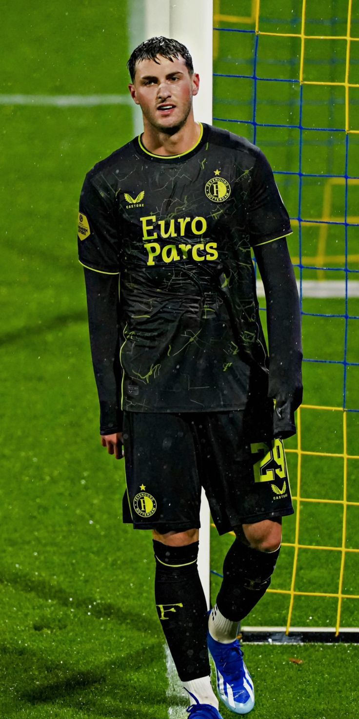 736x1472 Santiago Gimenez 4K Wallpaper