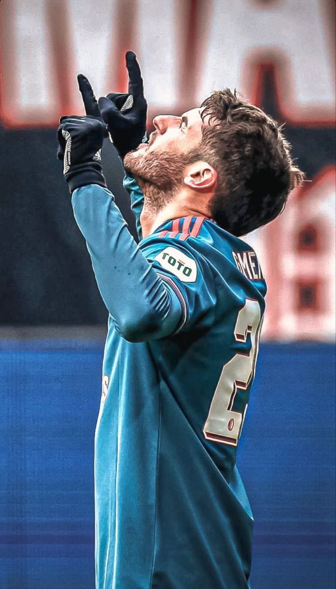 685x1200 Santiago Giménez