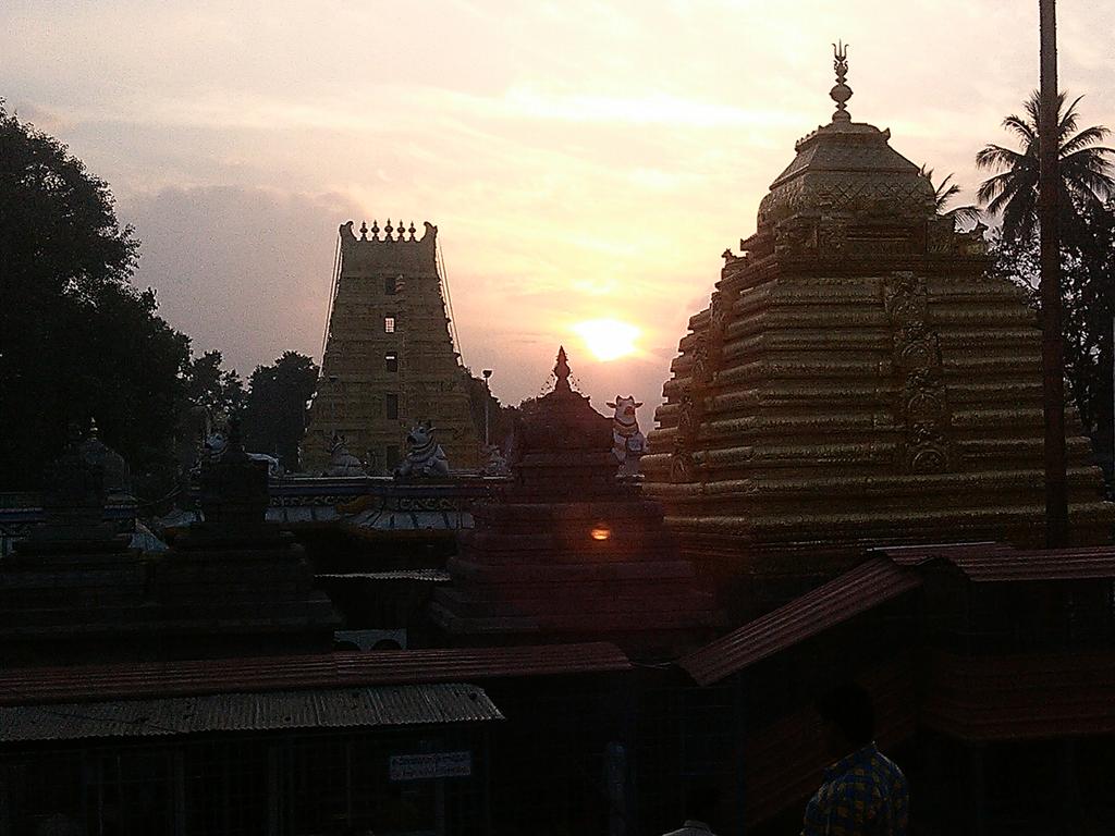 1024x768 Sunrise at the Srisailam temple. Amazing!!!