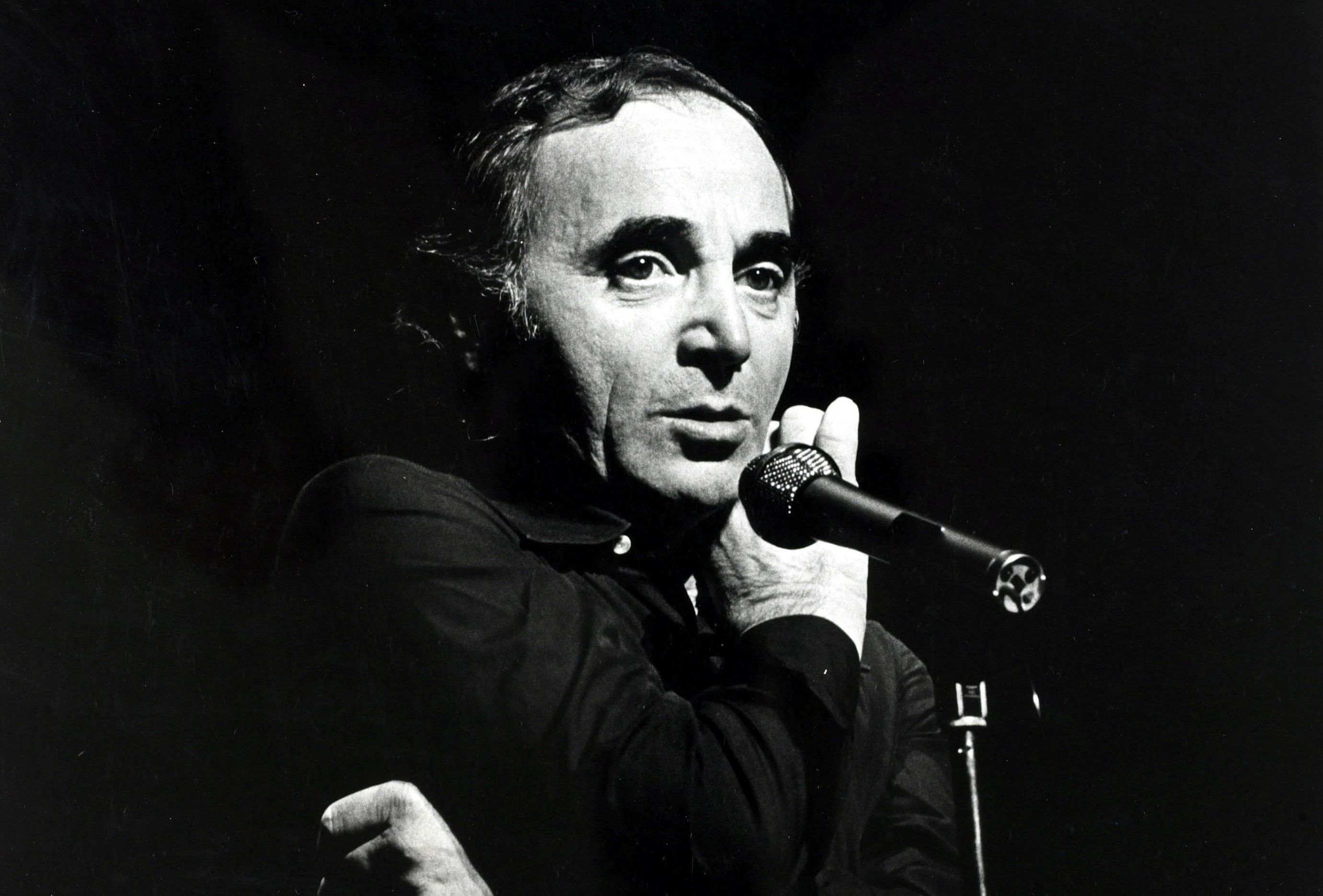 2760x1870 Charles Aznavour Wallpaper