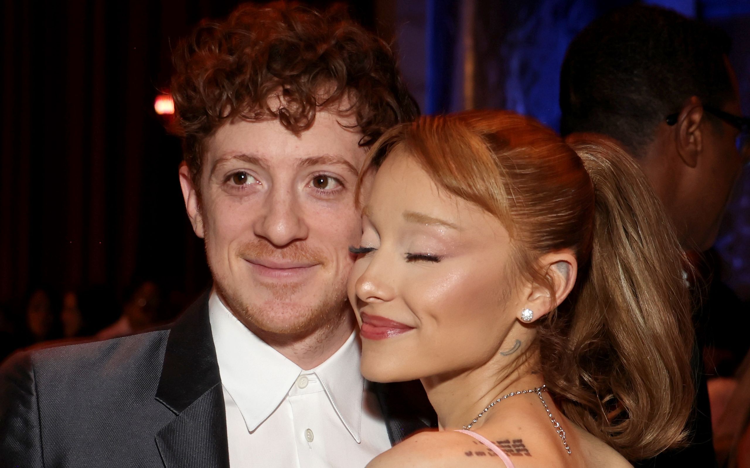2560x1600 Ariana Grande & Ethan Slater Celebrate Her First Oscar Nomination With Glinda Pink Balloons