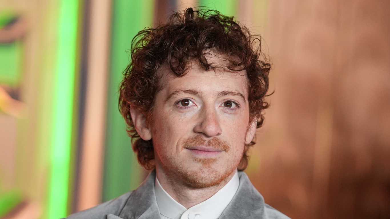 1366x768 No, Wicked star Ethan Slater did not appear in a gay adult film