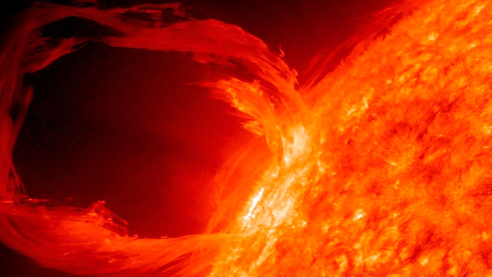 1920x1080 Gigantic sunspot is changing how Sun vibrates and may burst in days when facing Earth