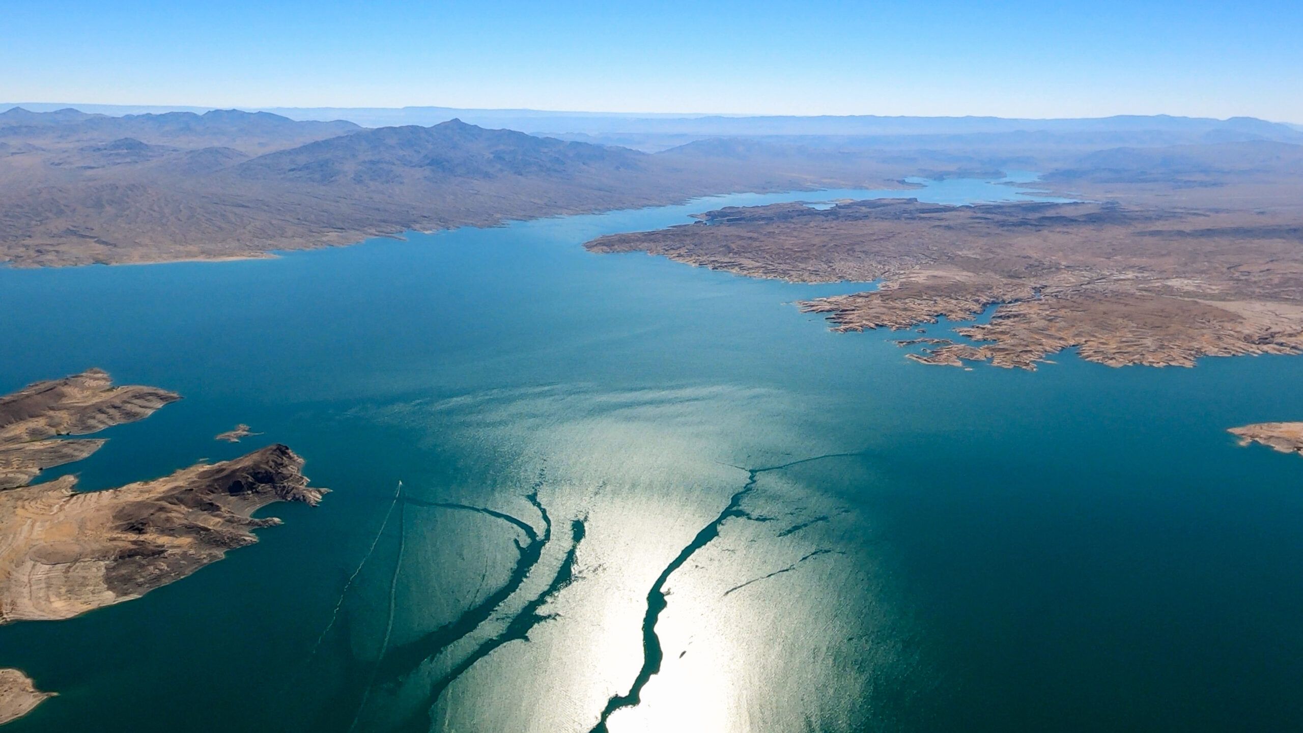 2560x1440 Aerials: Lake Mead and Hoover Dam Water Desk