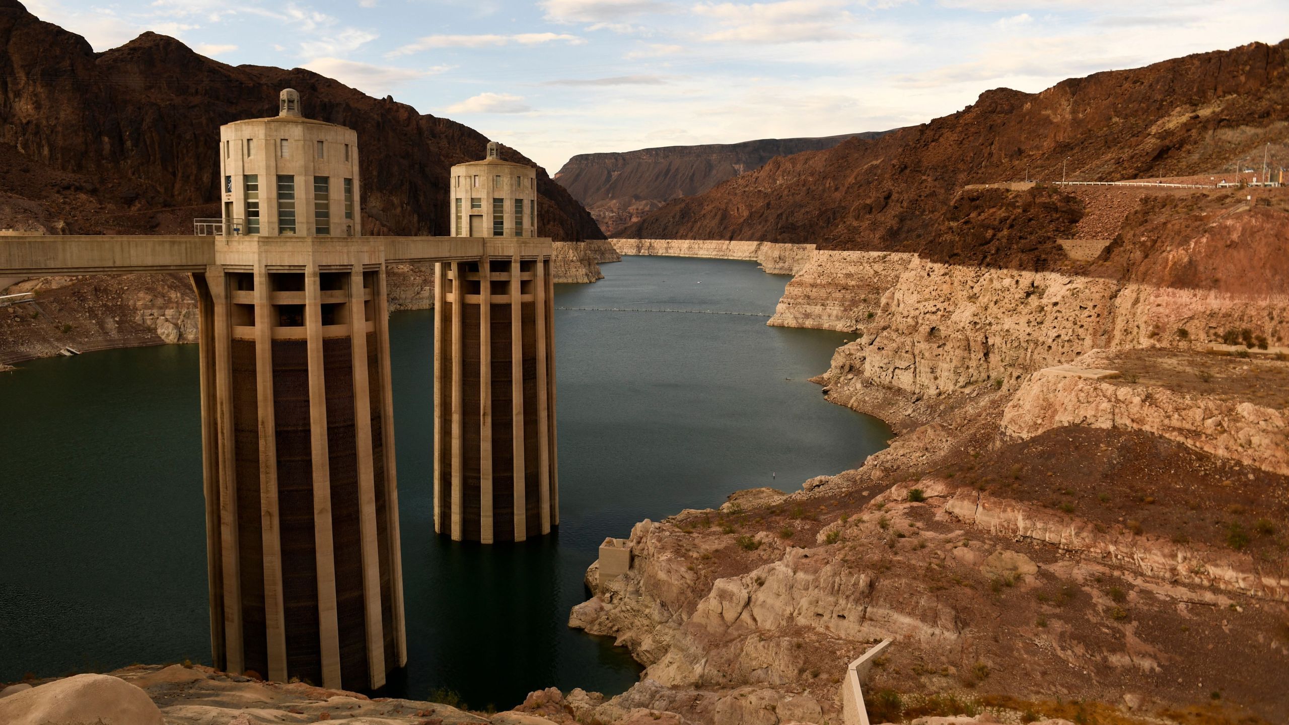 2560x1440 Lake Mead forecast to drop nearly 20 feet by September while other reservoirs rise