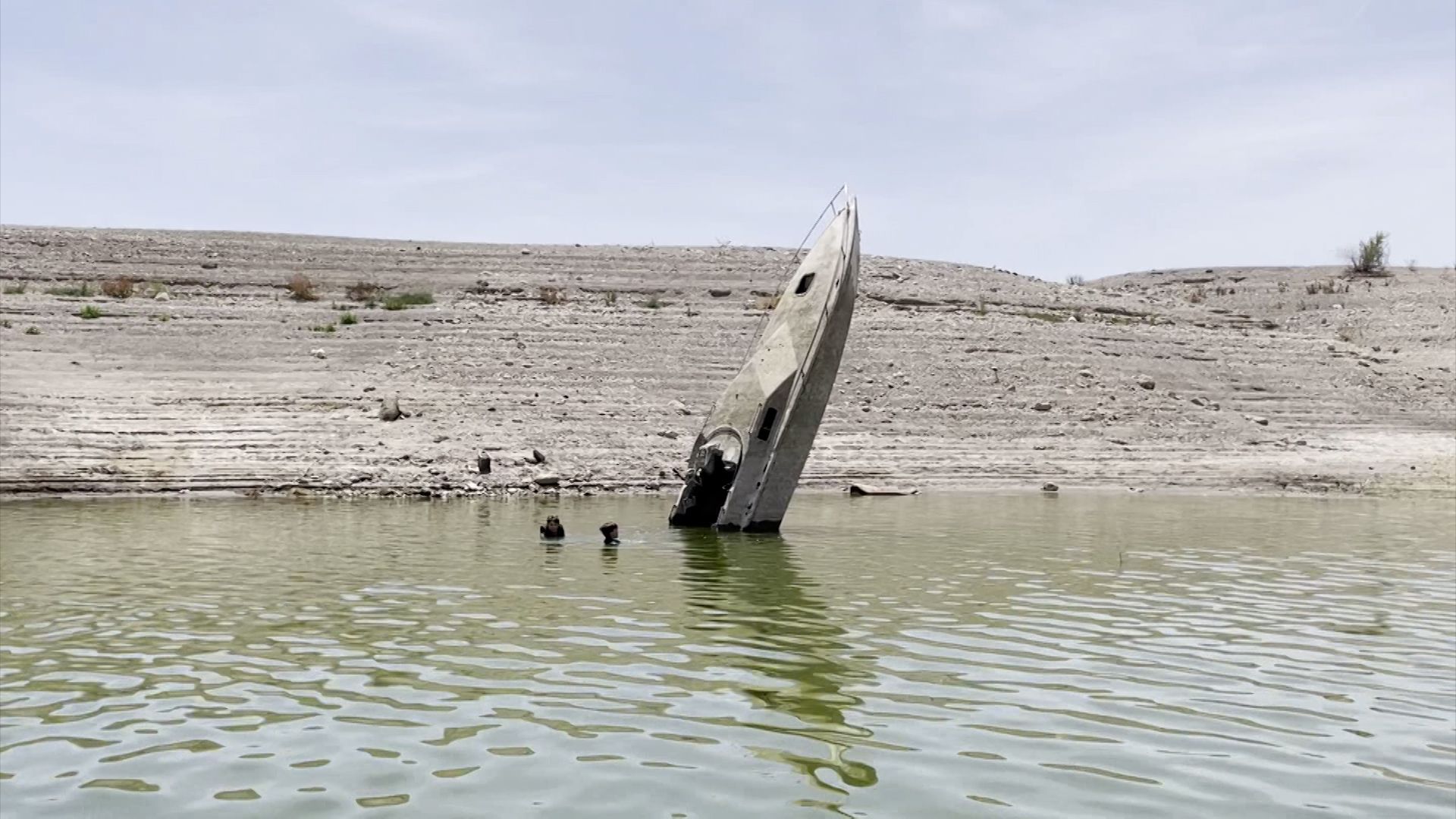 1920x1080 Watch as a sunken boat emerges from Lake Mead