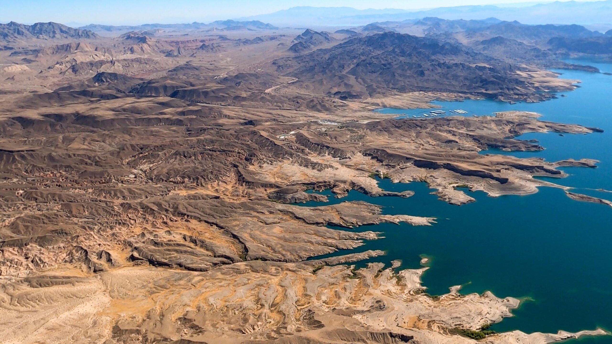 2560x1440 Aerials: Lake Mead and Hoover Dam Water Desk