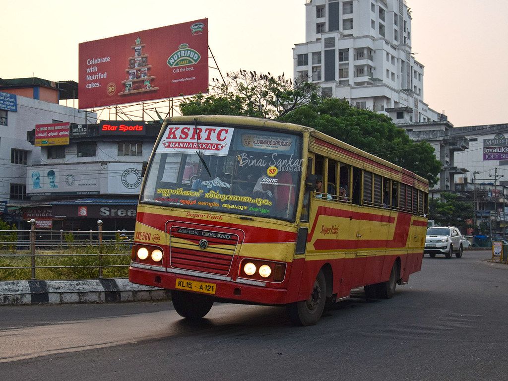 1024x768 KSRTC. Super Fast Bus KL 15 A 121 (RSE560) Of Mannarkad Dep