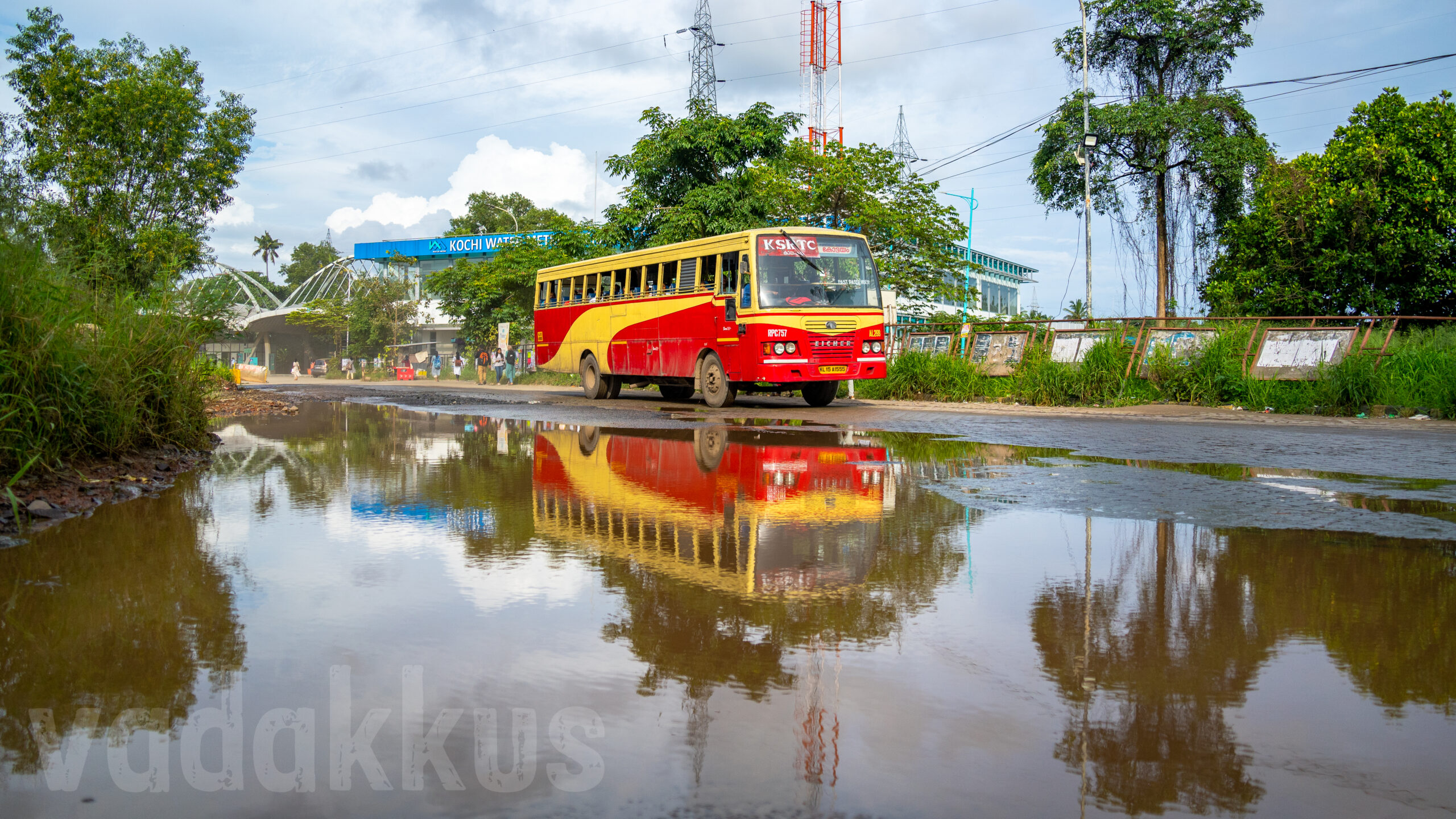 2560x1440 Reflection of a KSRTC Bus in the Water of a Puddle