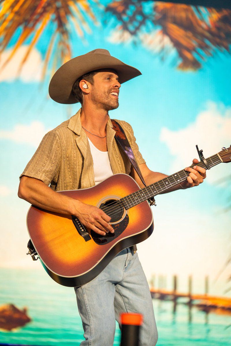 800x1200 Dustin Lynch / Posts / X