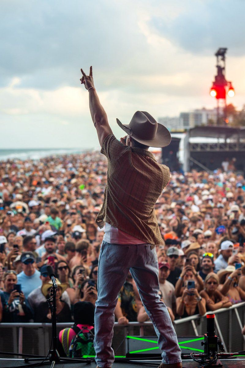 800x1200 Dustin Lynch / Posts / X