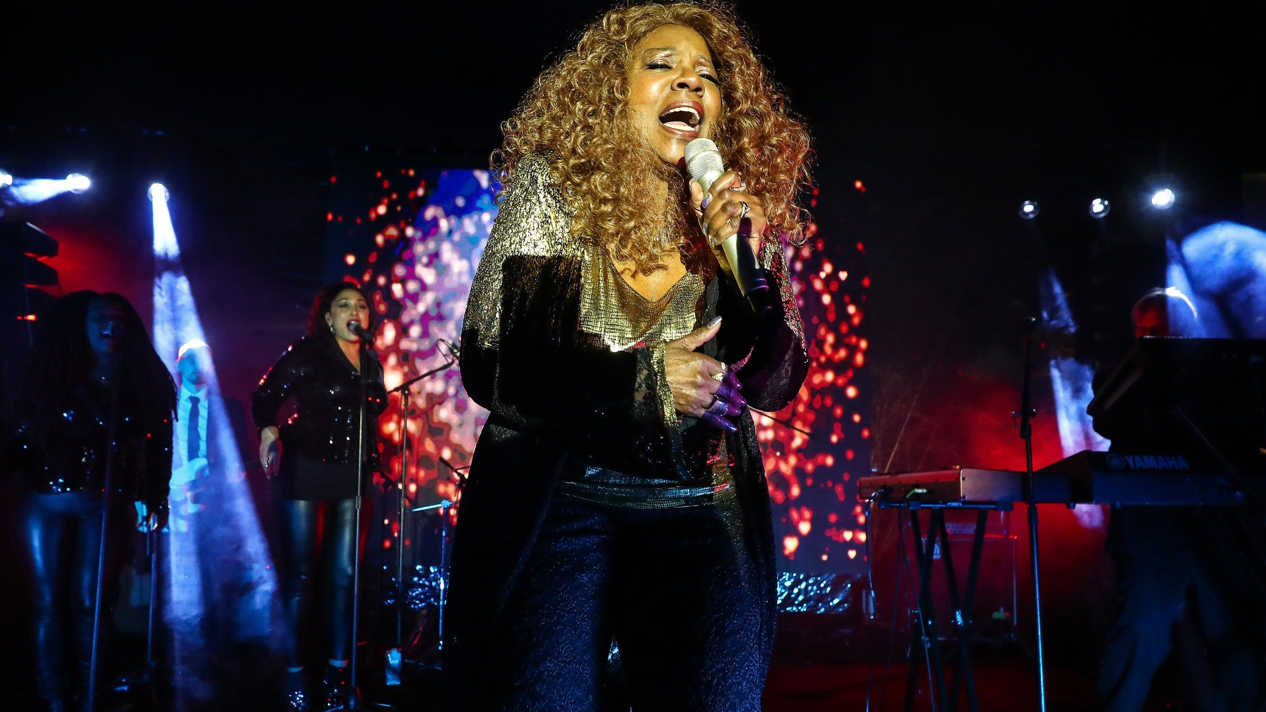 2560x1440 Gloria Gaynor fights coronavirus by taking her hit song 'I Will Survive' to the sink