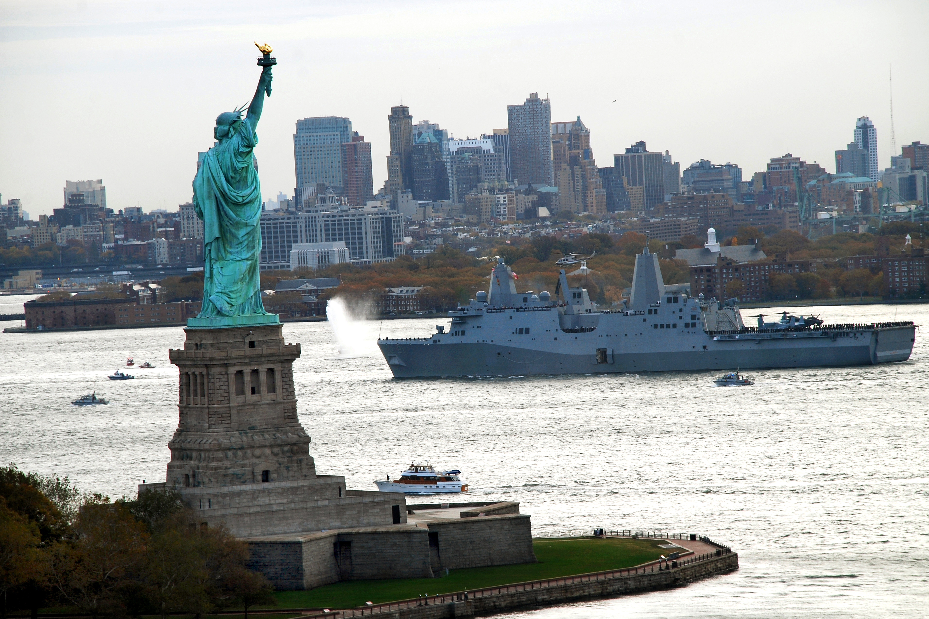 3824x2549 The amphibious dock landing ship PreCommissioning Unit New York transits New York Harbor past the Statue