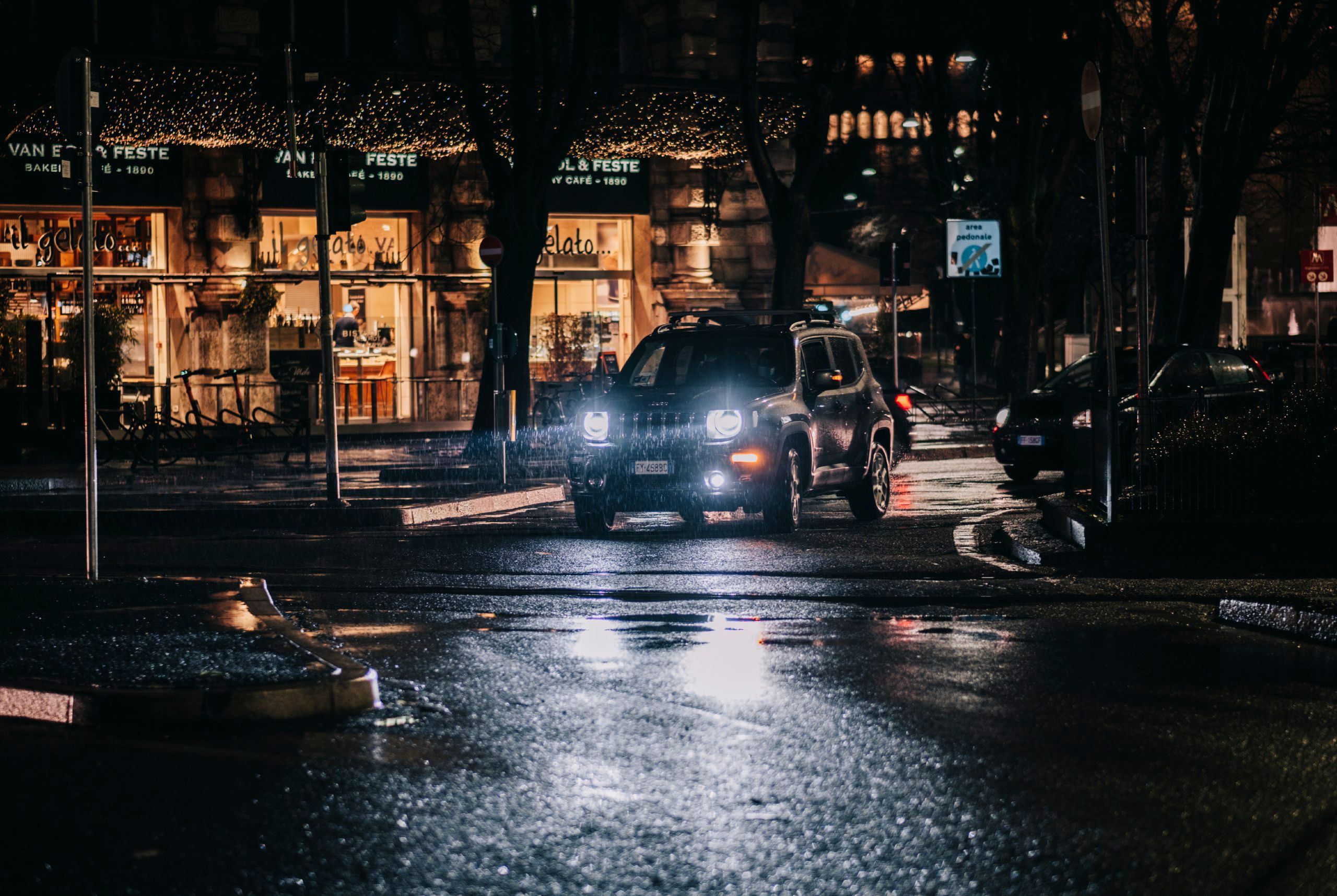 2560x1715 Car At Night Photo, Download The BEST Free Car At Night & HD Image