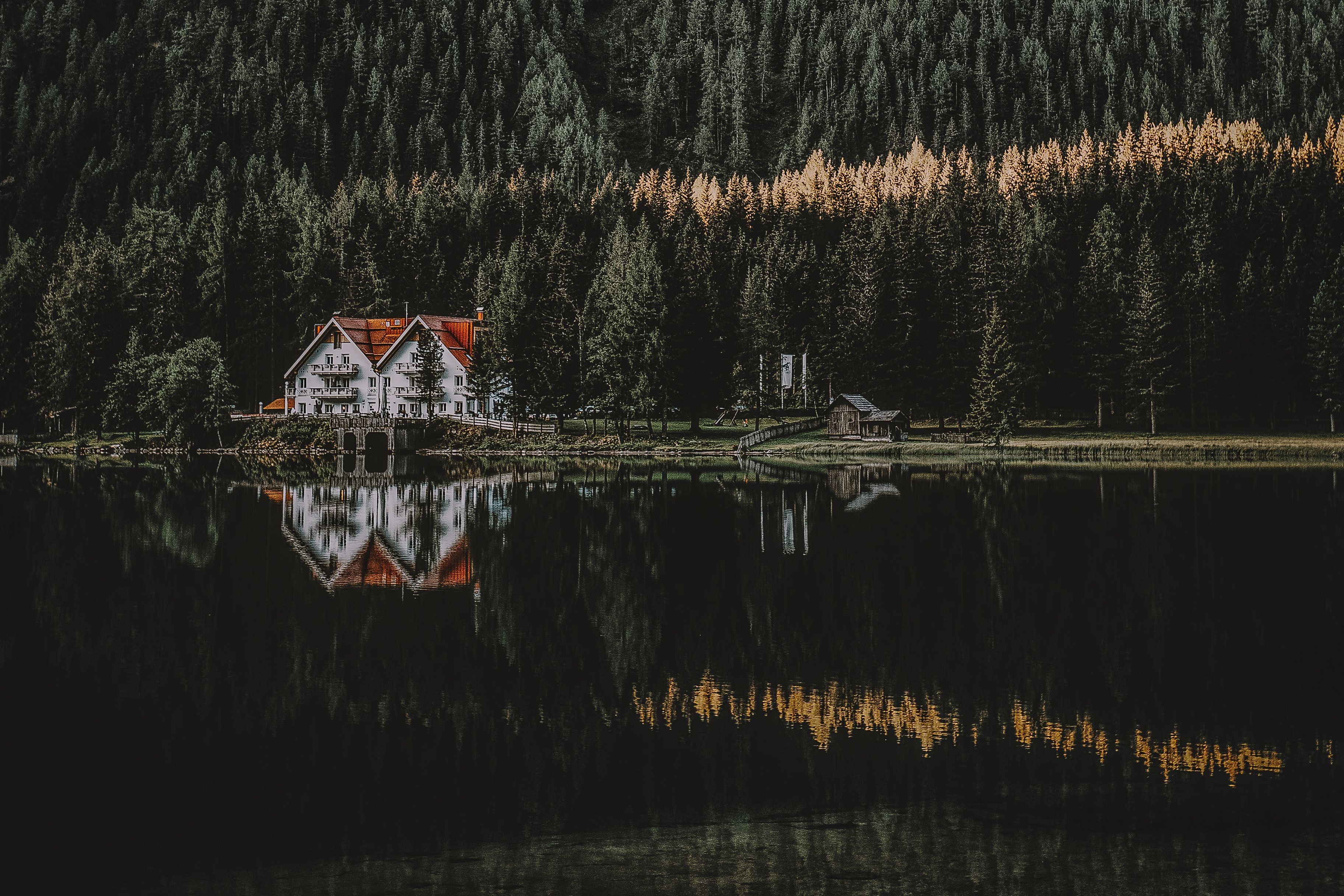 3648x2432 House Near Body of Water · Free