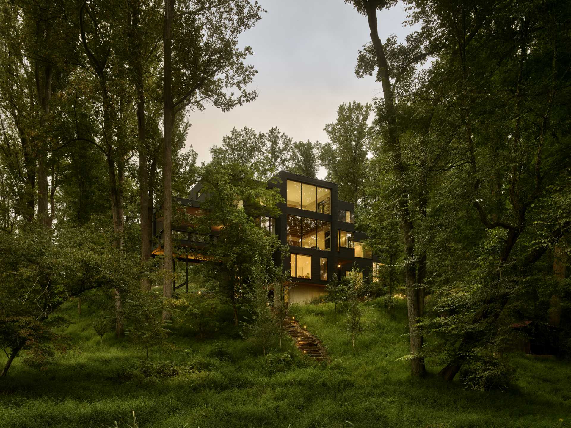 1920x1440 A Dark Exterior Helps To Hide This Modern Home In The Forest