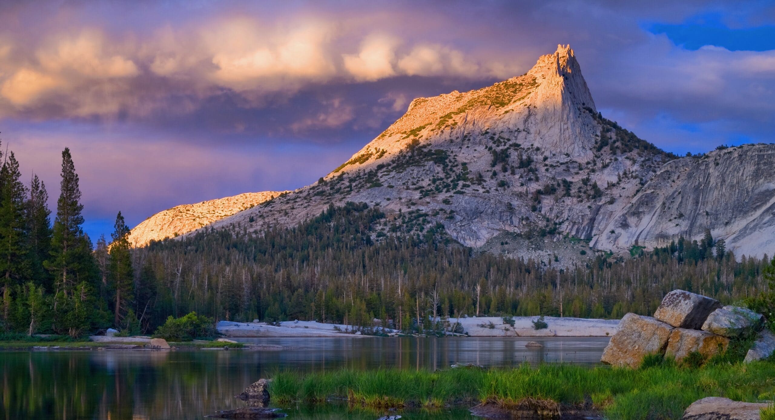 2560x1388 Celebrated Summits: The Mountain Peaks of Yosemite. Discover Yosemite National Park