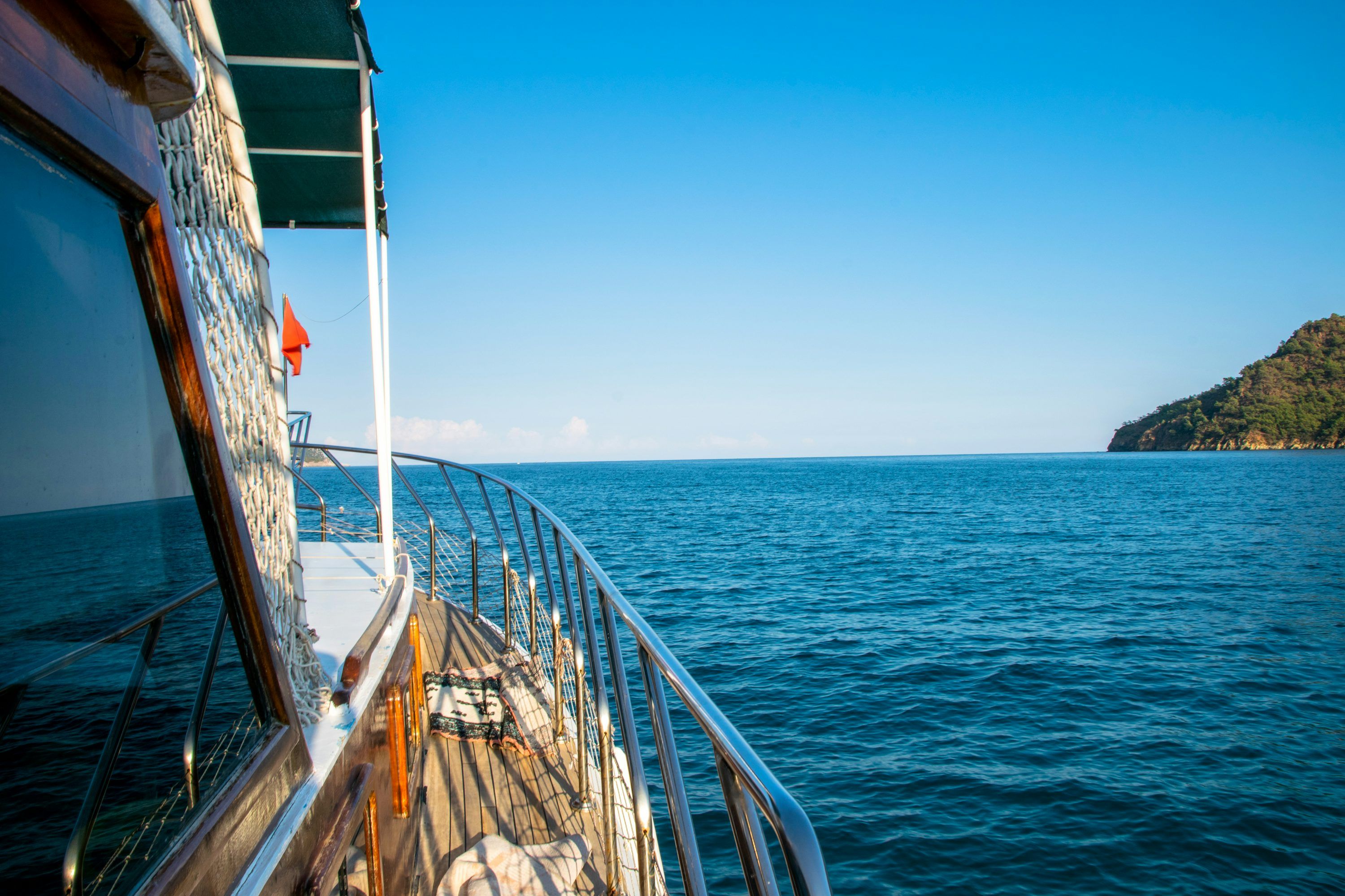 3000x2000 A view of the back of a boat on the water photo